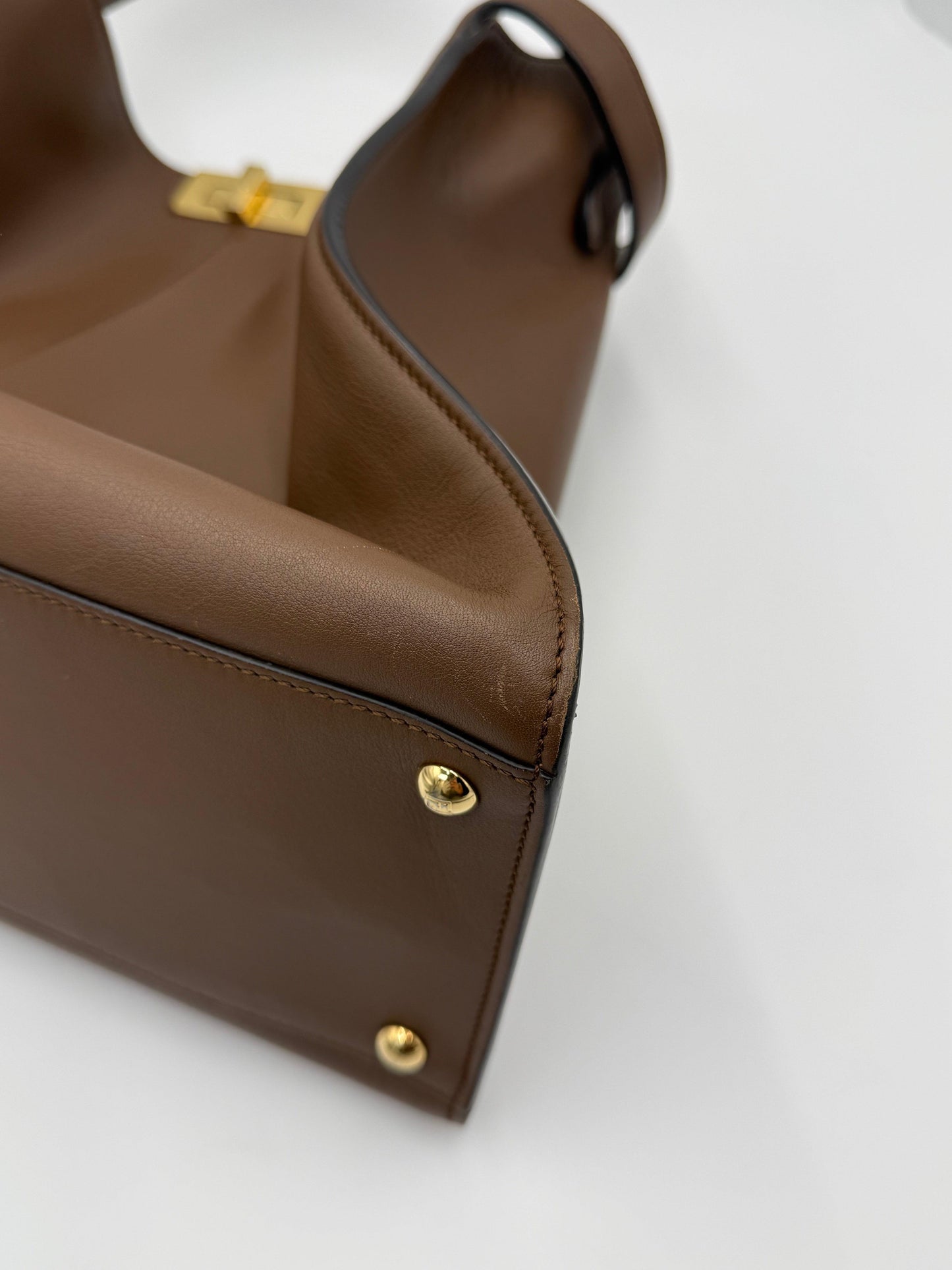 Fendi Borsa Peekaboo ISeeU Medium in Pelle Marrone con Interno Verde