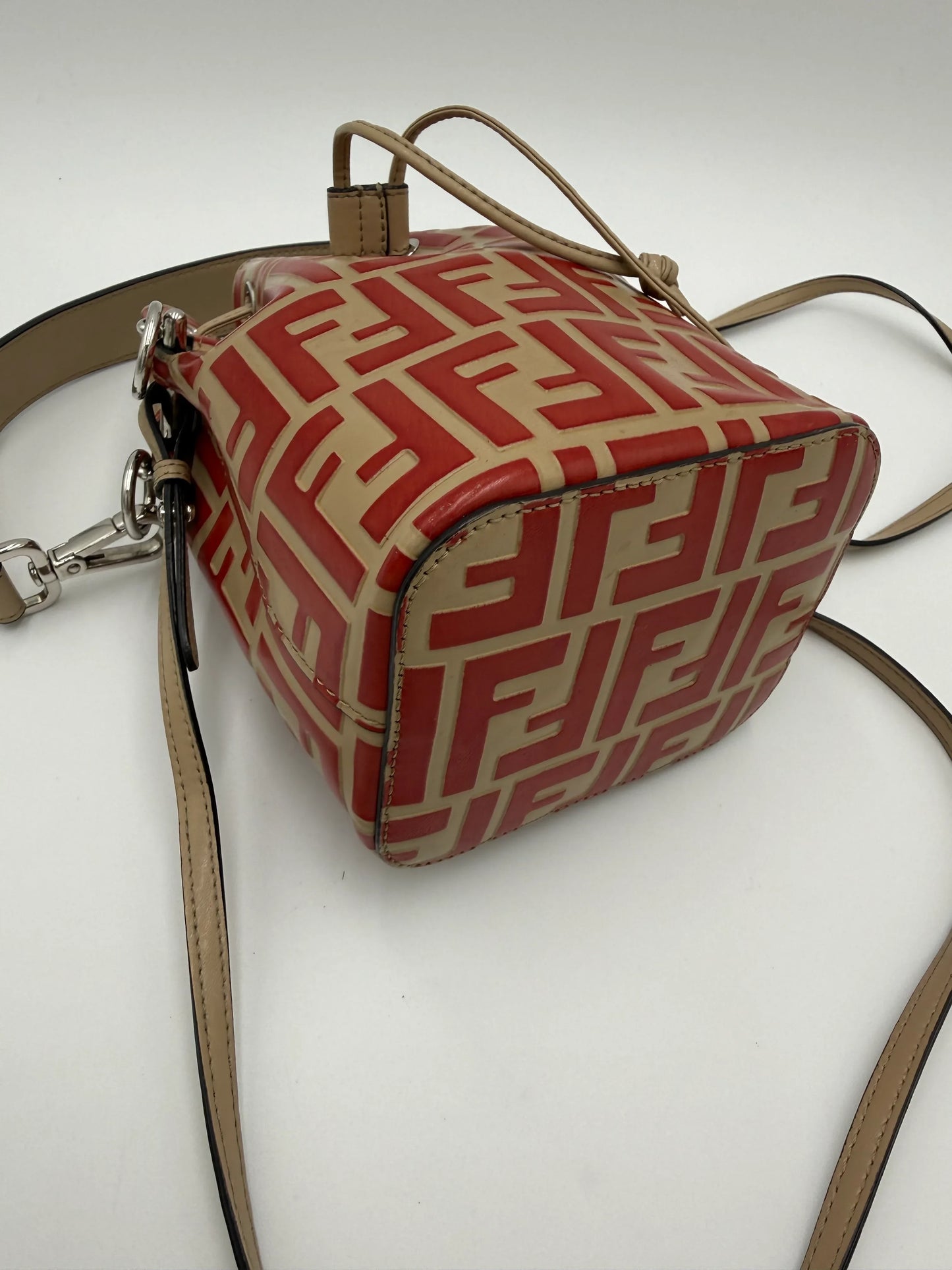 Fendi-Borsa-a-Secchiello-Mon-Tresor-Mini-in-Pelle-Zucca-Embossed-Rosso-70314488365380 - Pally Vintage Closet
