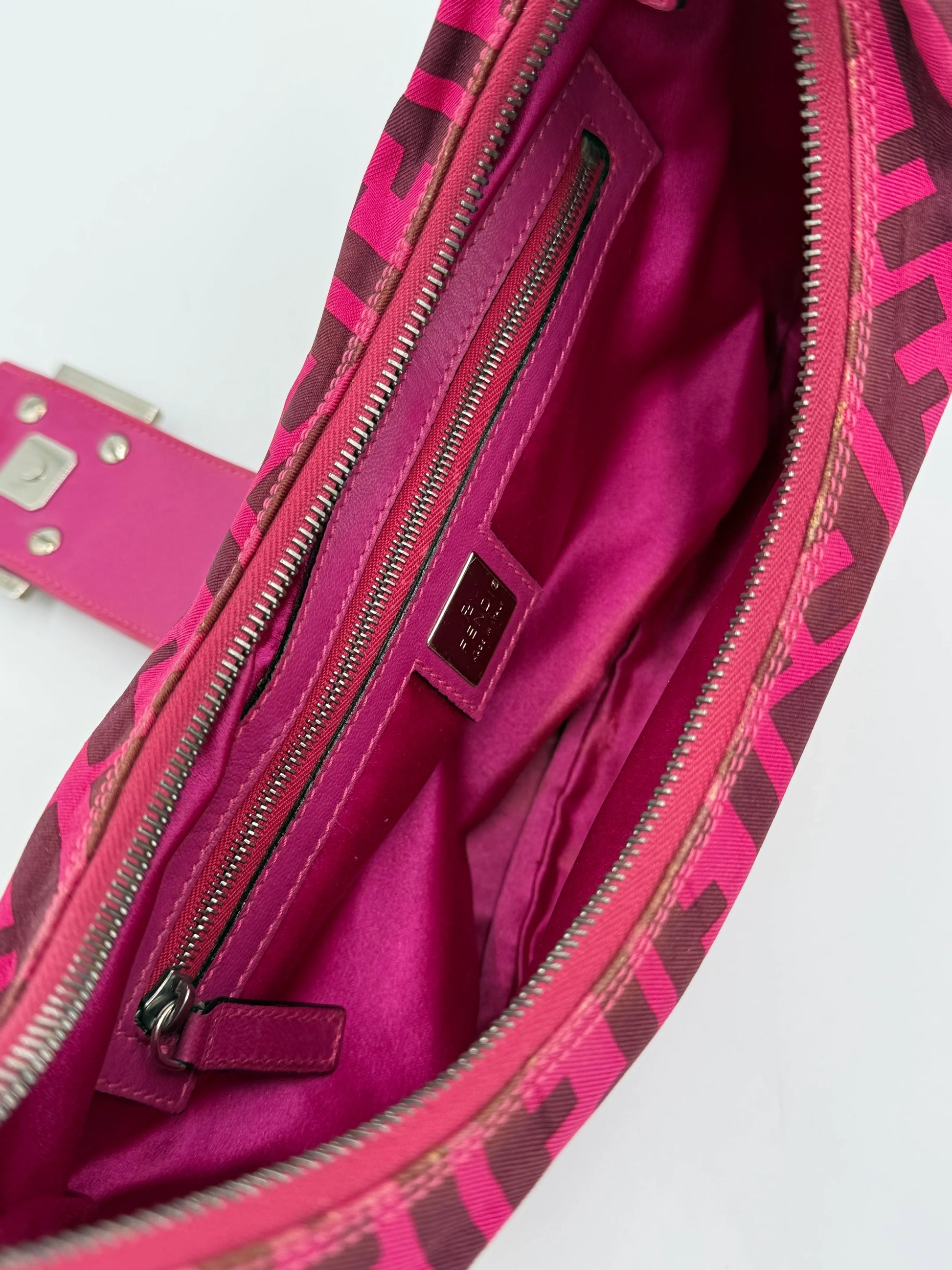 Fendi Borsa a Tracolla Croissant con Logo FF Fucsia - Pally Vintage Closet