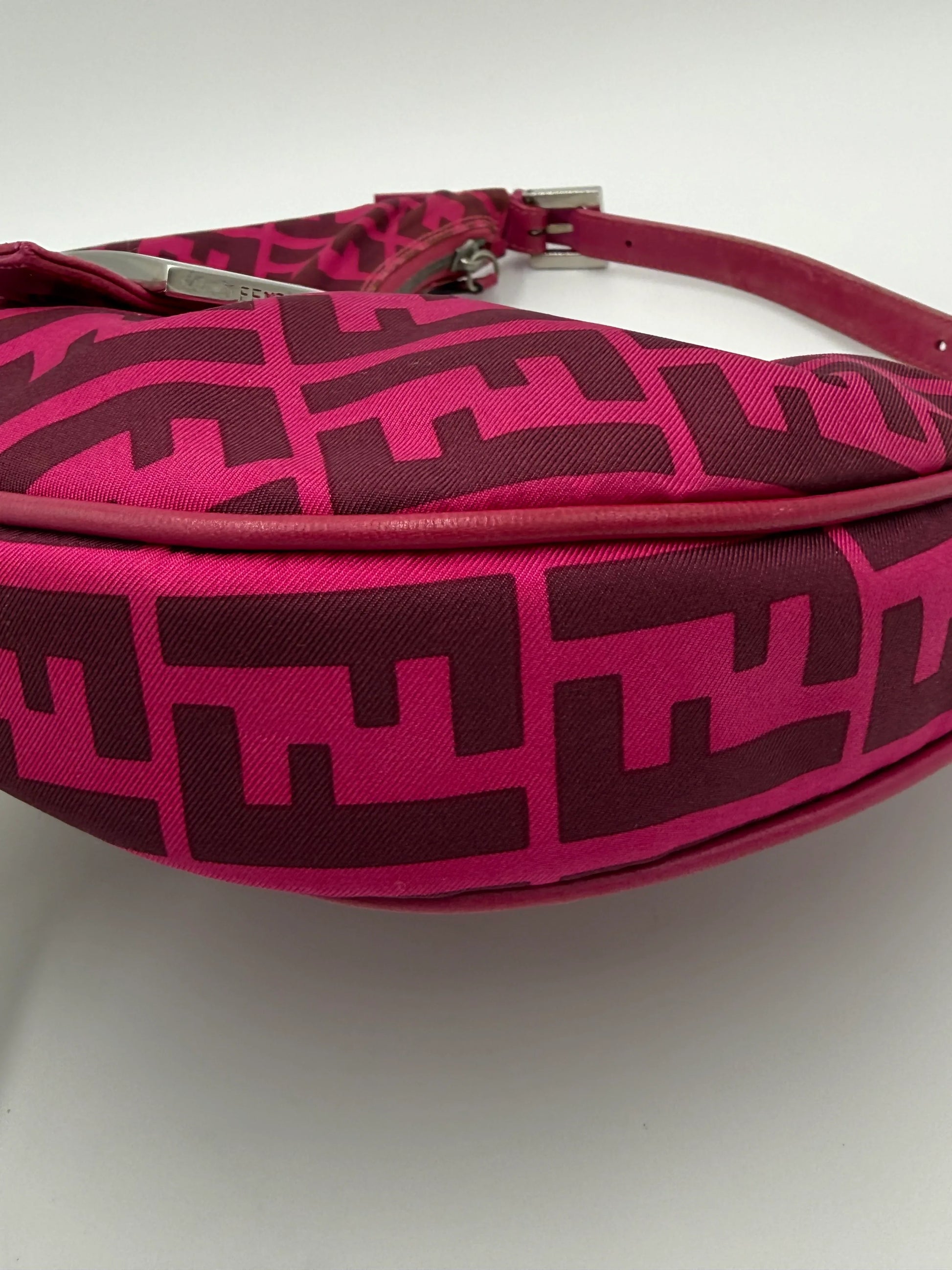 Fendi Borsa a Tracolla Croissant con Logo FF Fucsia - Pally Vintage Closet