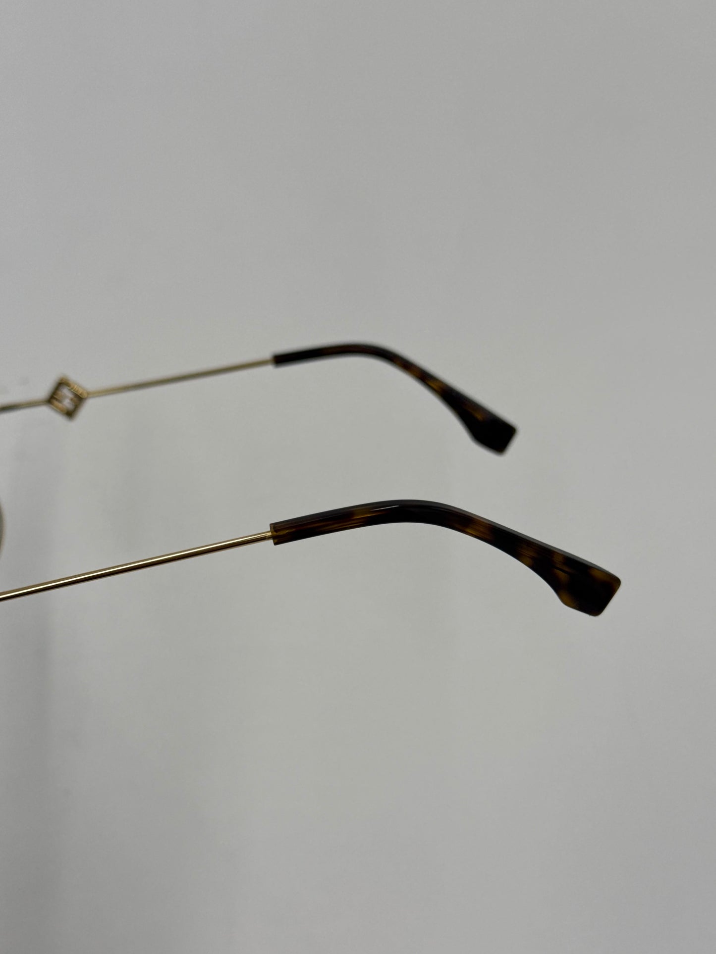 Fendi Occhiali da Sole Modello Geometrico Oversize in Metallo Dorato