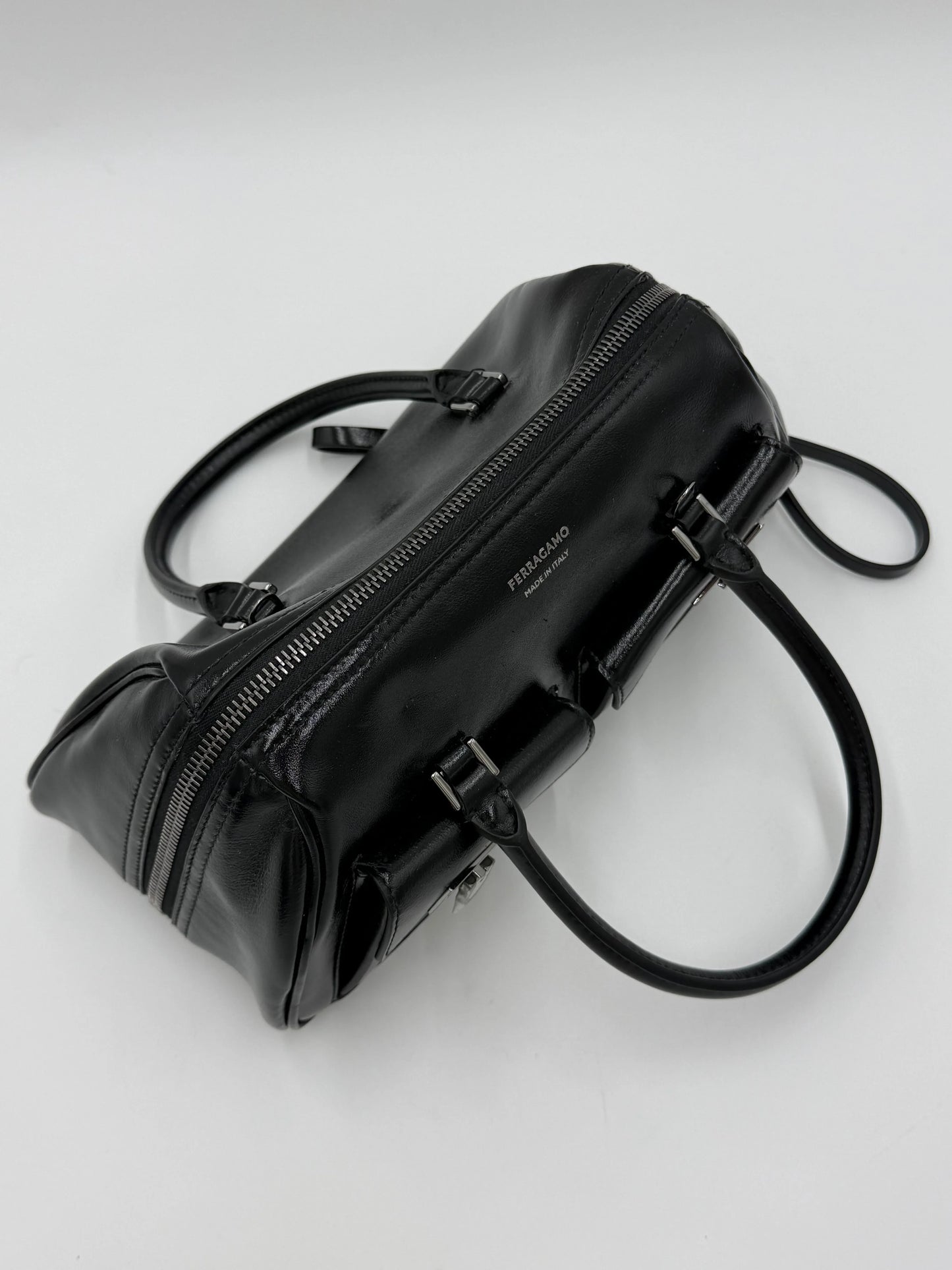 Ferragamo-Borsa-a-Mano-in-Pelle-Lucida-con-Dettagli-Gancini-Nera-70265933070660 - Pally Vintage Closet