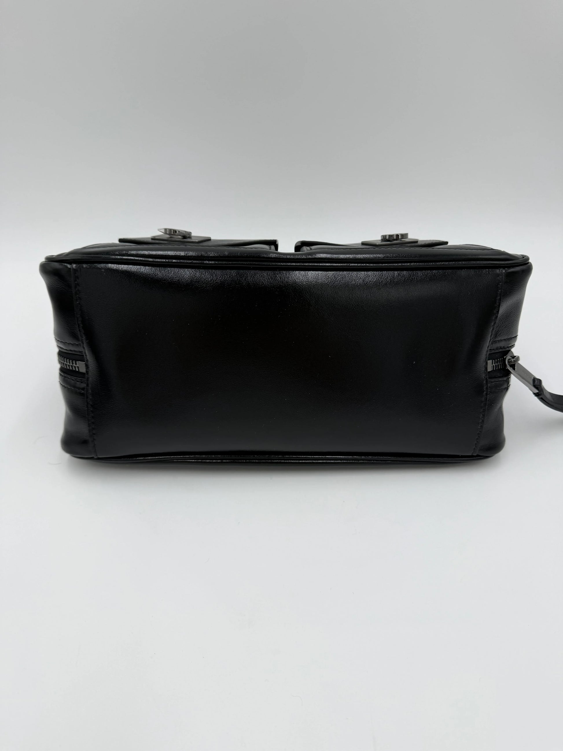 Ferragamo-Borsa-a-Mano-in-Pelle-Lucida-con-Dettagli-Gancini-Nera-70265933201732 - Pally Vintage Closet