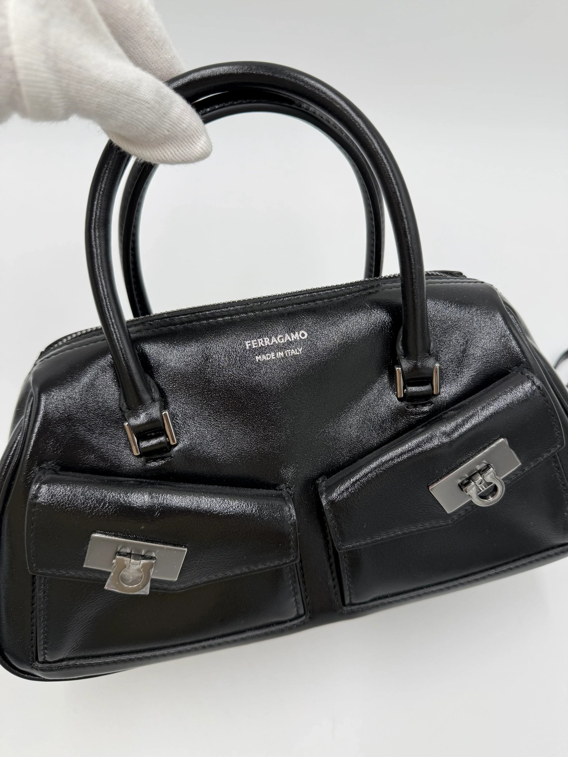 Ferragamo-Borsa-a-Mano-in-Pelle-Lucida-con-Dettagli-Gancini-Nera-70265933300036 - Pally Vintage Closet