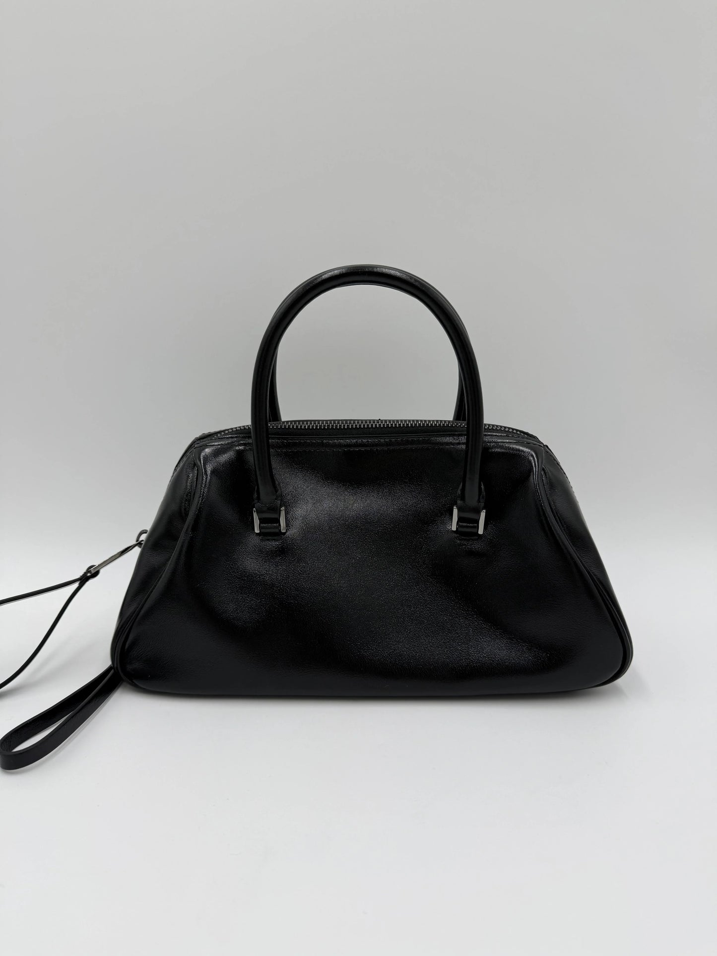 Ferragamo-Borsa-a-Mano-in-Pelle-Lucida-con-Dettagli-Gancini-Nera-70265933365572 - Pally Vintage Closet