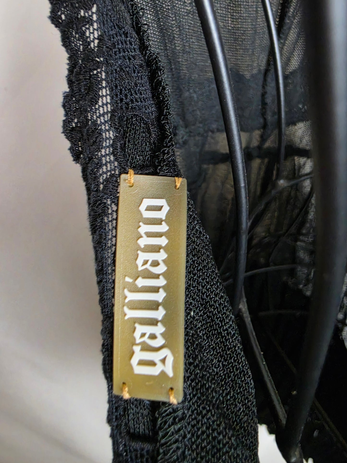 Galliano Miniabito Vintage in Mesh Nero con Dettagli in Pizzo - Pally Vintage Closet