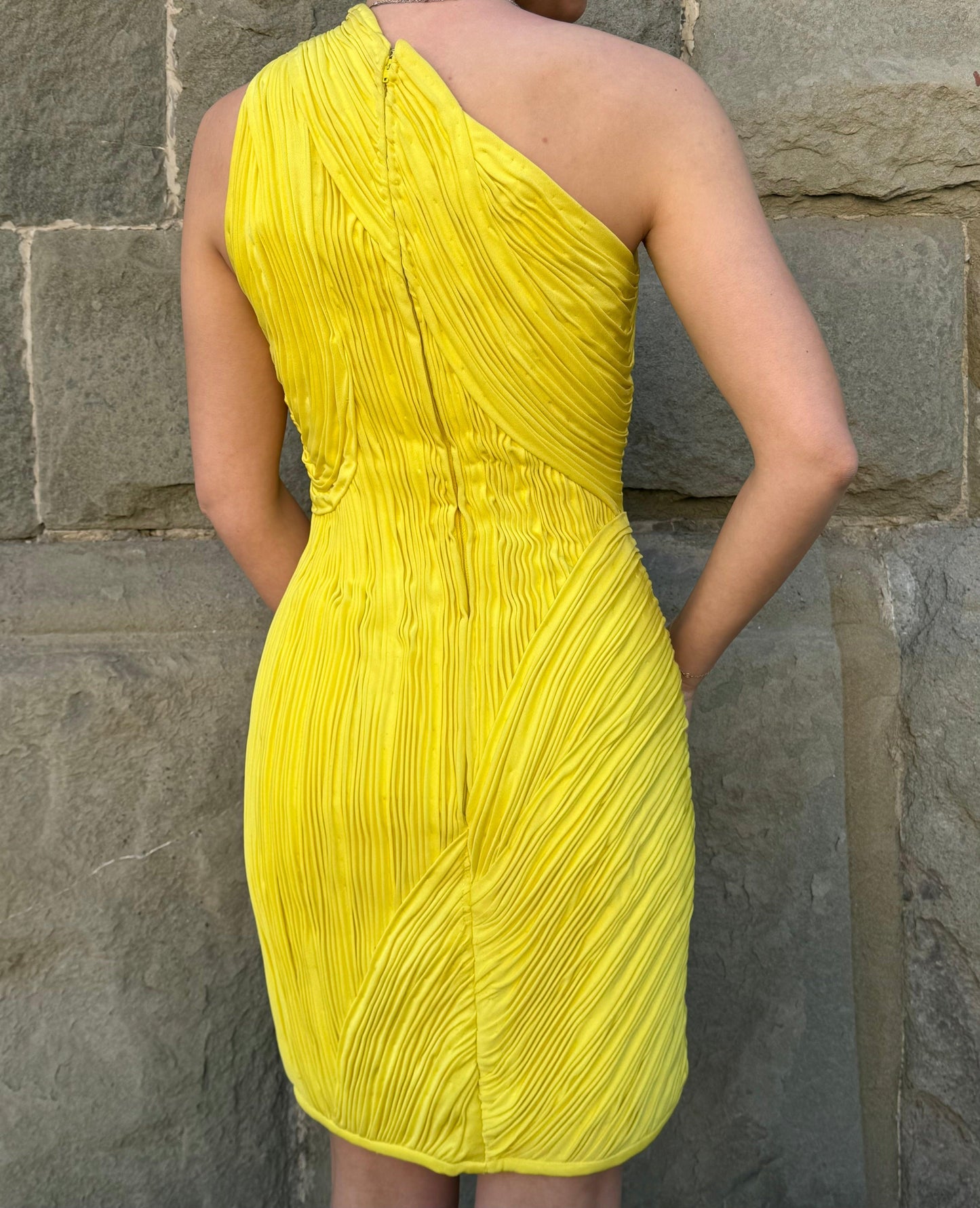 Gianni-Versace-Archive-Mini-Abito-Monospalla-in-Seta-Plissettata-Giallo-Limone-70397265314116 - Pally Vintage Closet