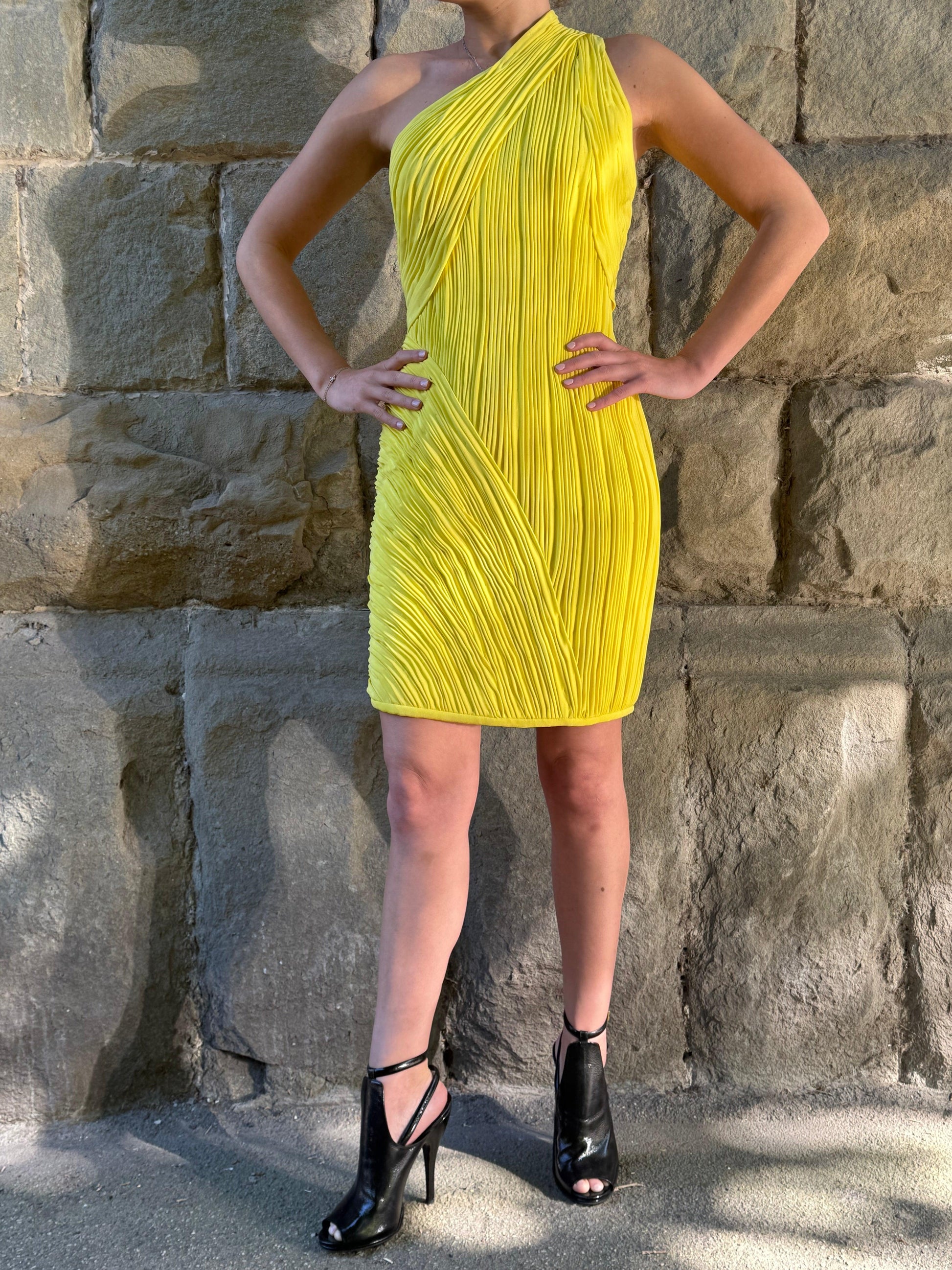 Gianni-Versace-Archive-Mini-Abito-Monospalla-in-Seta-Plissettata-Giallo-Limone-70397265412420 - Pally Vintage Closet