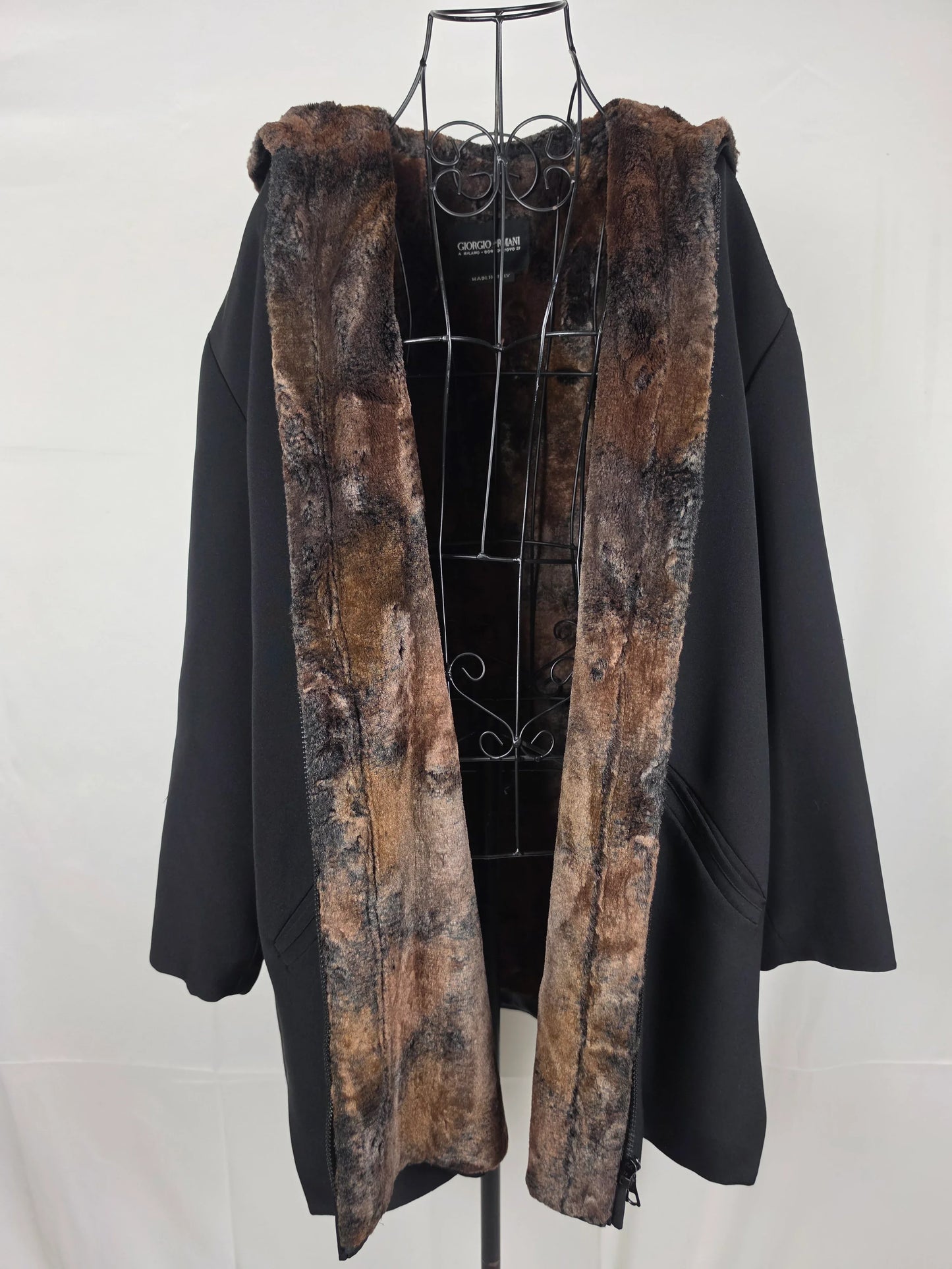 Giorgio-Armani-Cappotto-con-Cappuccio-in-Eco-Pelliccia-Linea-Borgonuovo-21-Nero-70134059893060 - Pally Vintage Closet