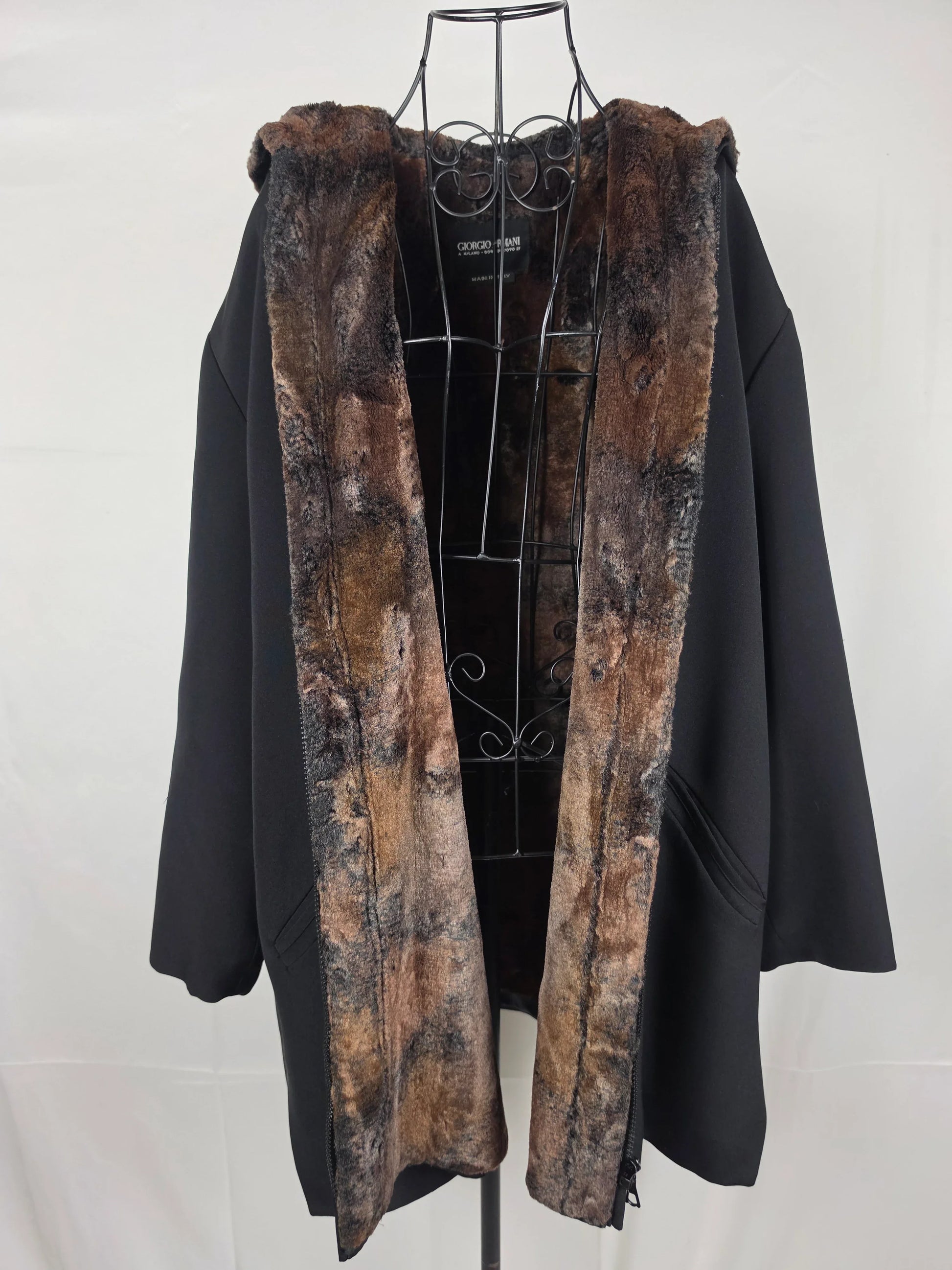 Giorgio-Armani-Cappotto-con-Cappuccio-in-Eco-Pelliccia-Linea-Borgonuovo-21-Nero-70134059893060 - Pally Vintage Closet
