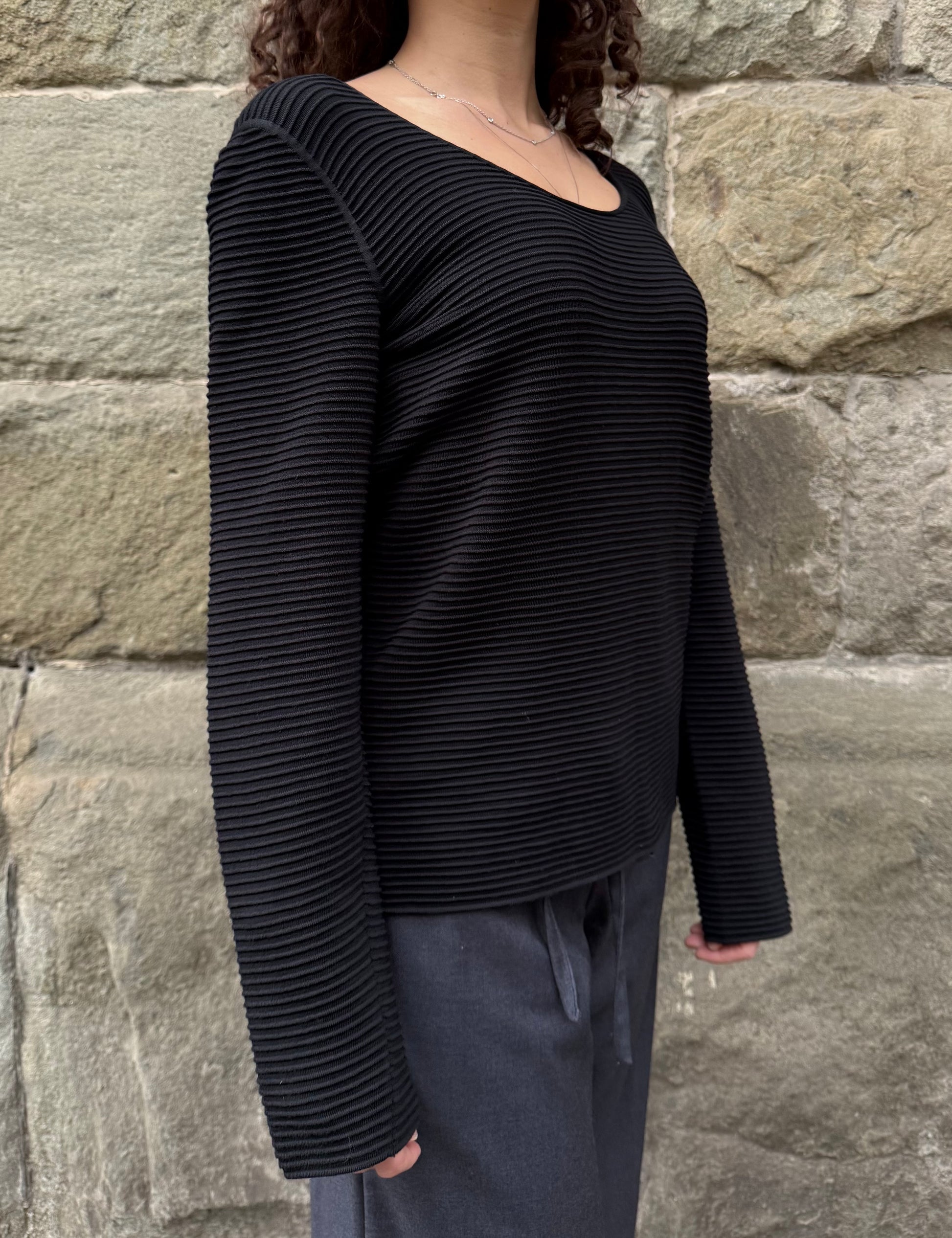 Giorgio Armani Maglione in Lana Vergine Texturizzato Nero - Pally Vintage Closet