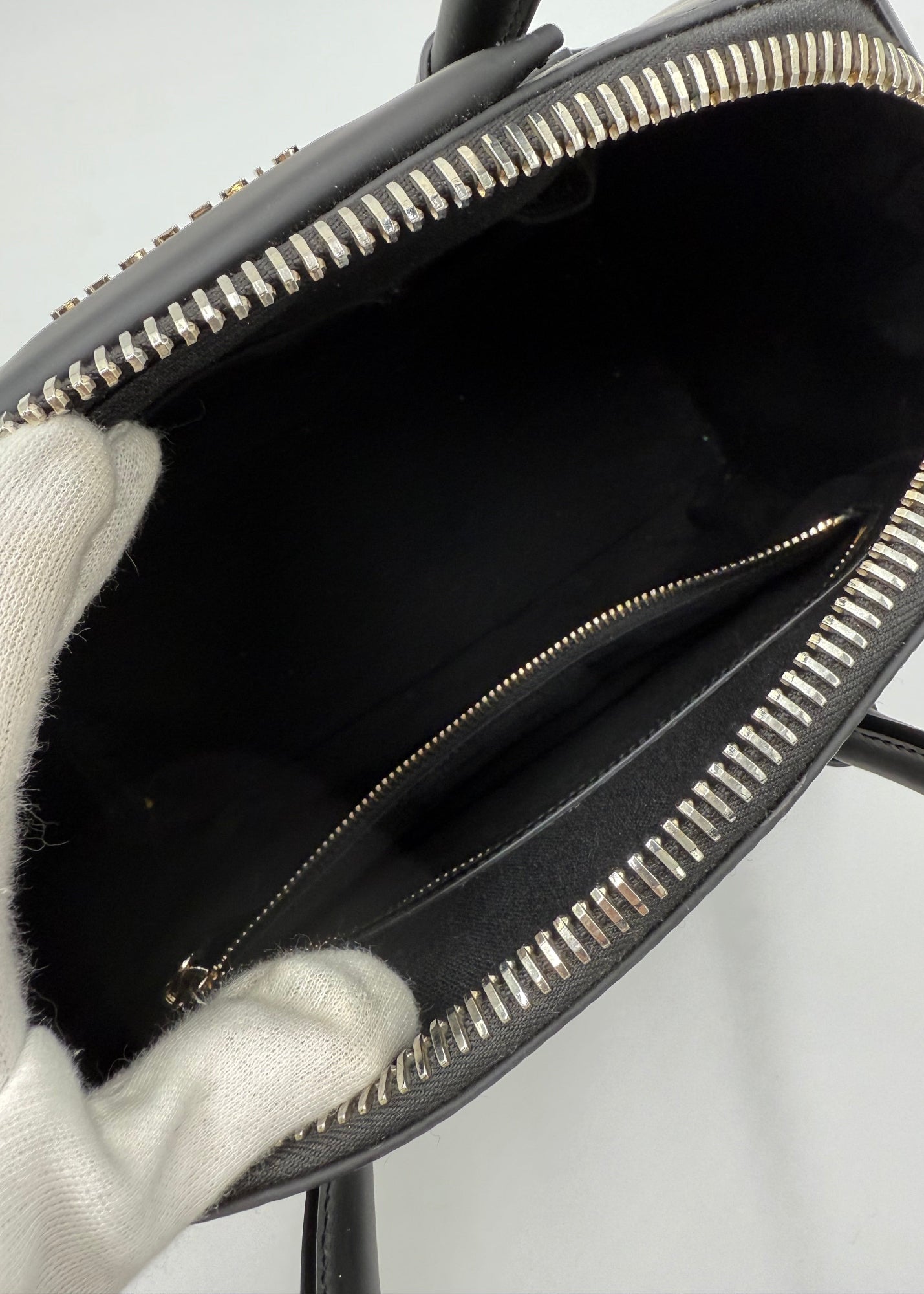 Givenchy Borsa Antigona Media in Pelle Opaca e Verniciata Nera