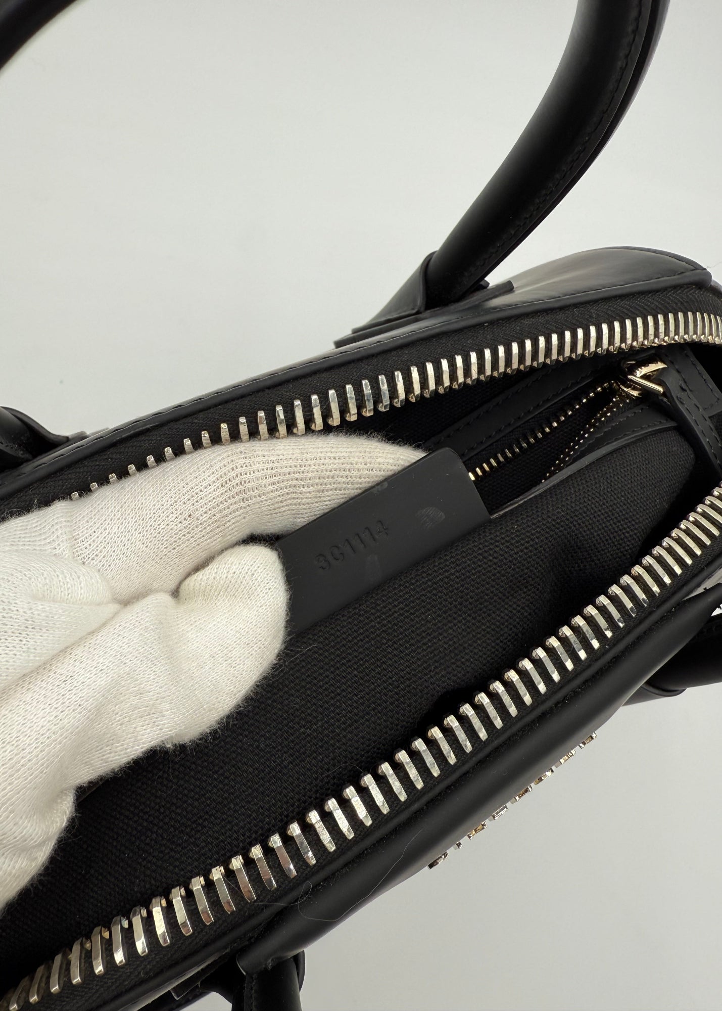 Givenchy Borsa Antigona Media in Pelle Opaca e Verniciata Nera