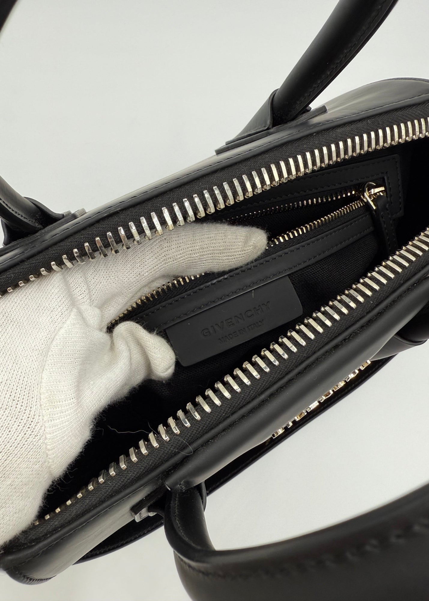 Givenchy Borsa Antigona Media in Pelle Opaca e Verniciata Nera