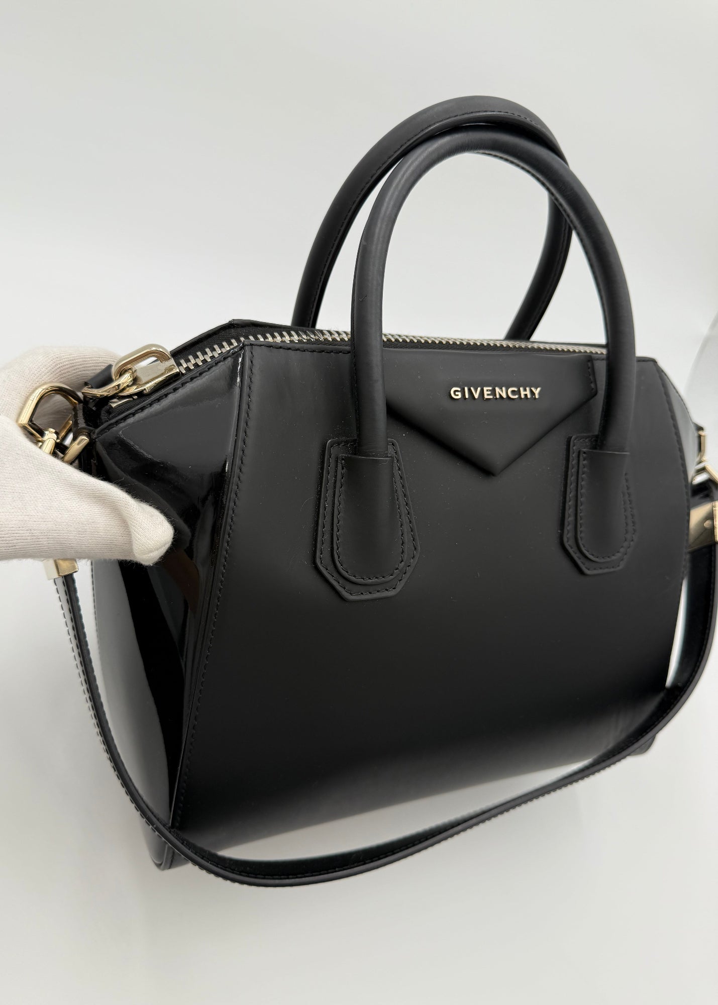 Givenchy Borsa Antigona Media in Pelle Opaca e Verniciata Nera