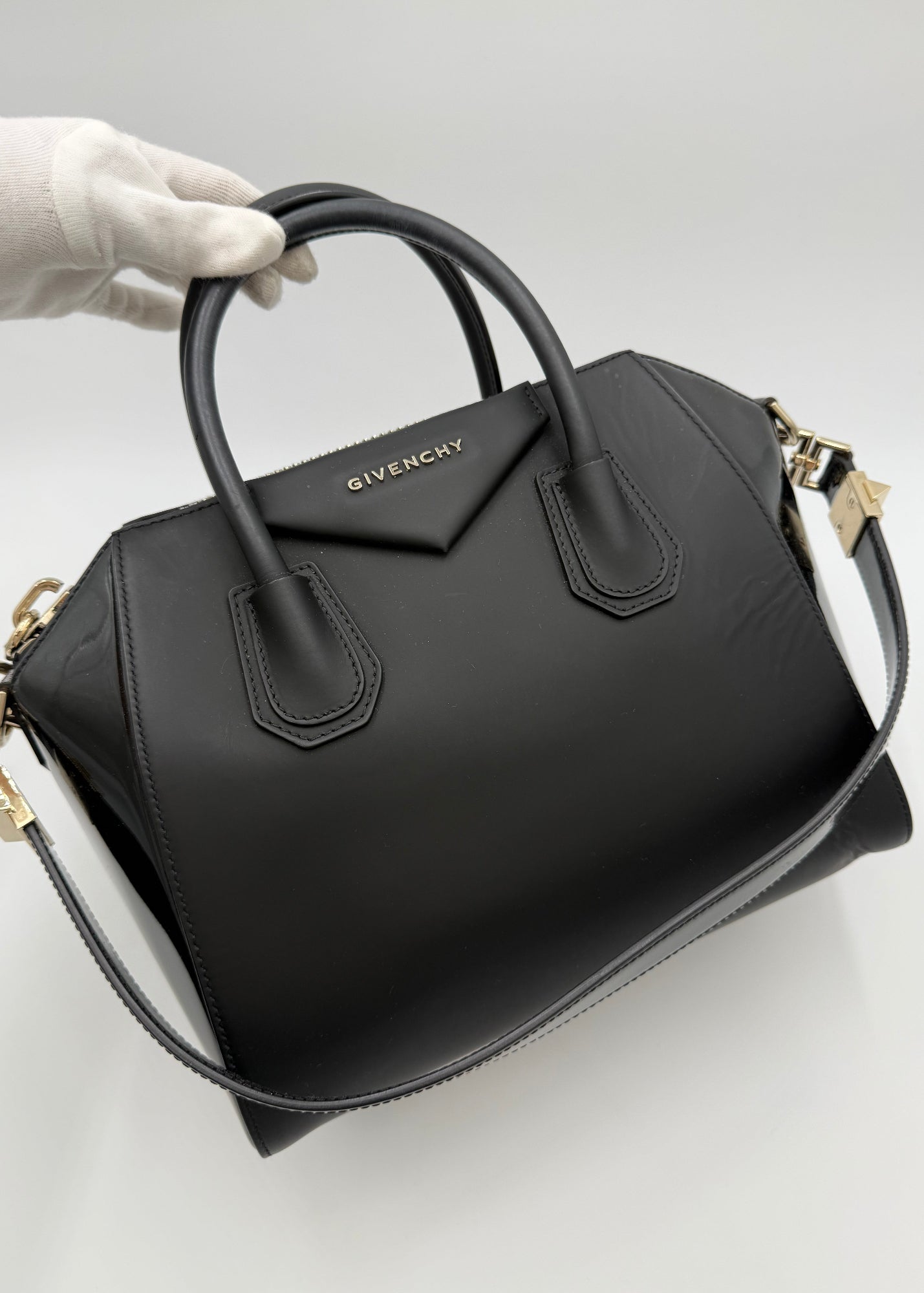 Givenchy Borsa Antigona Media in Pelle Opaca e Verniciata Nera