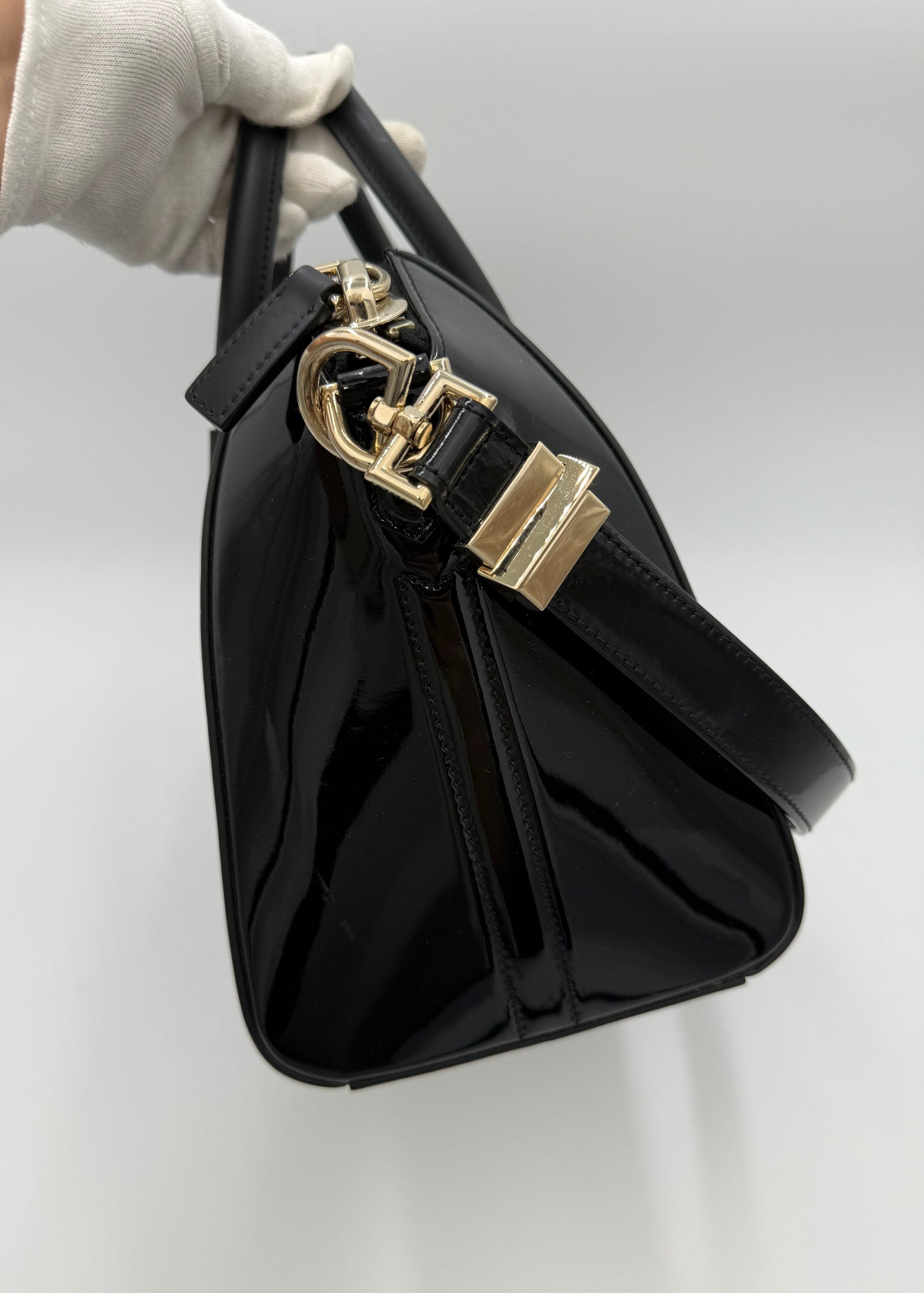 Givenchy Borsa Antigona Media in Pelle Opaca e Verniciata Nera