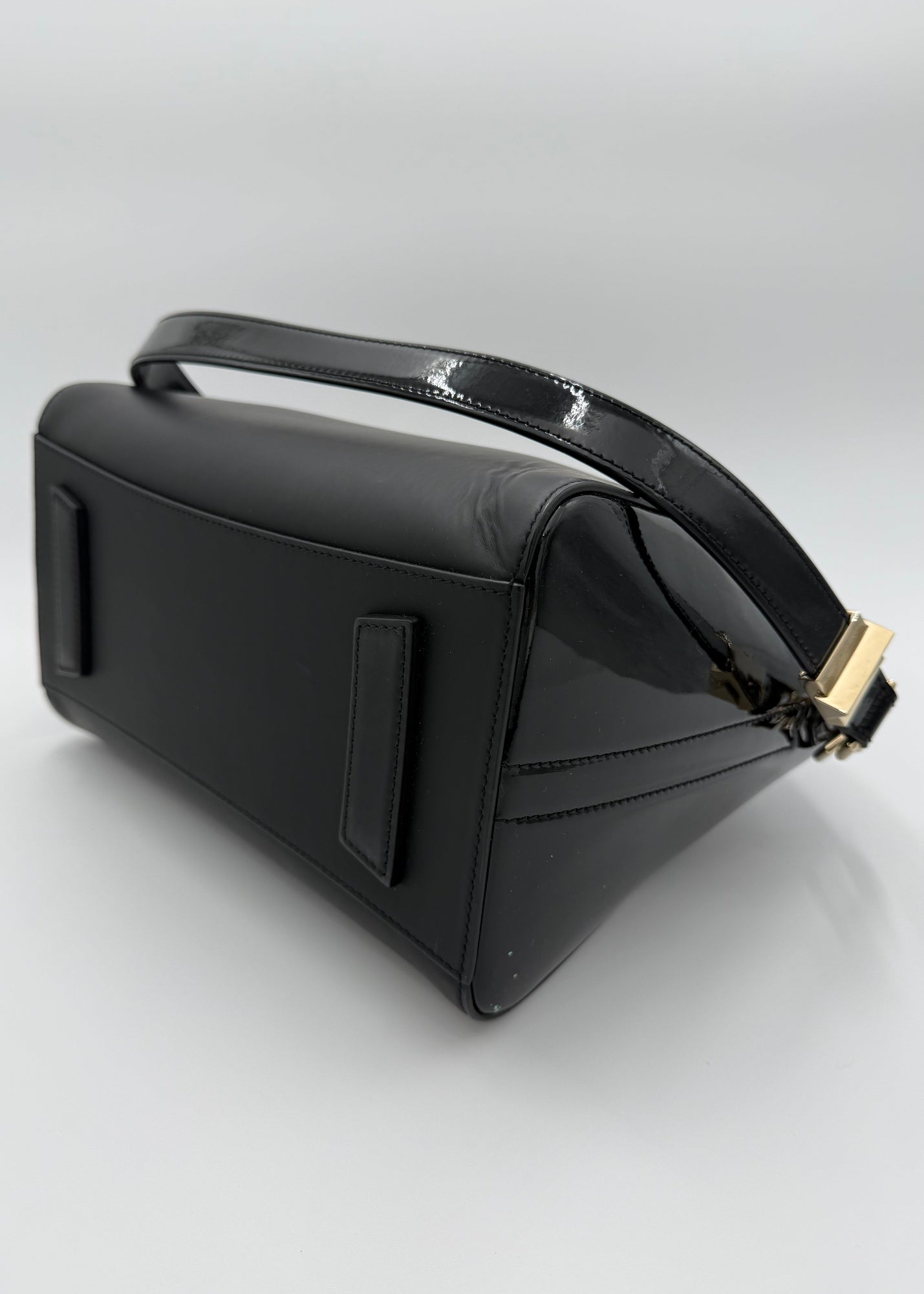 Givenchy Borsa Antigona Media in Pelle Opaca e Verniciata Nera