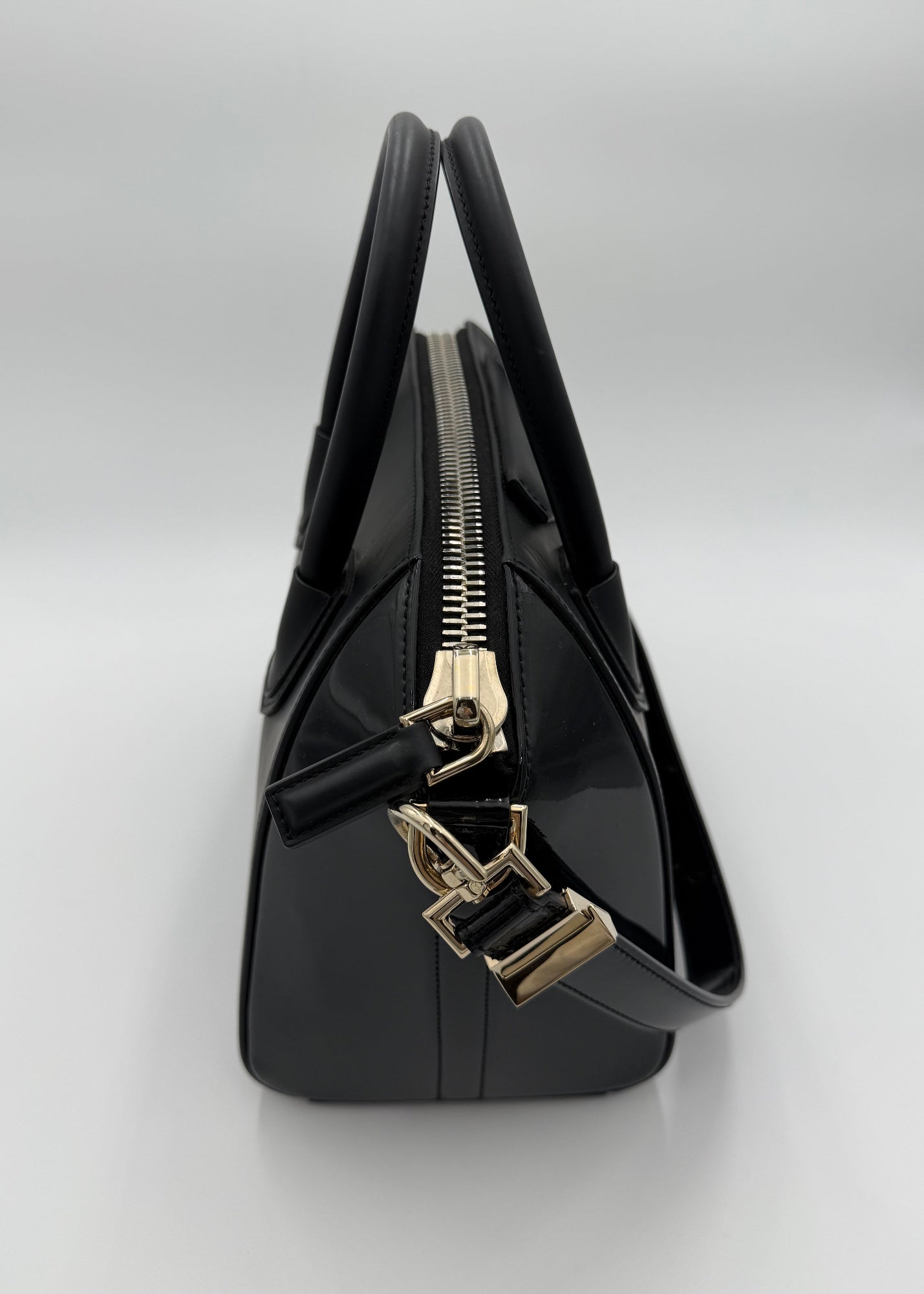 Givenchy Borsa Antigona Media in Pelle Opaca e Verniciata Nera