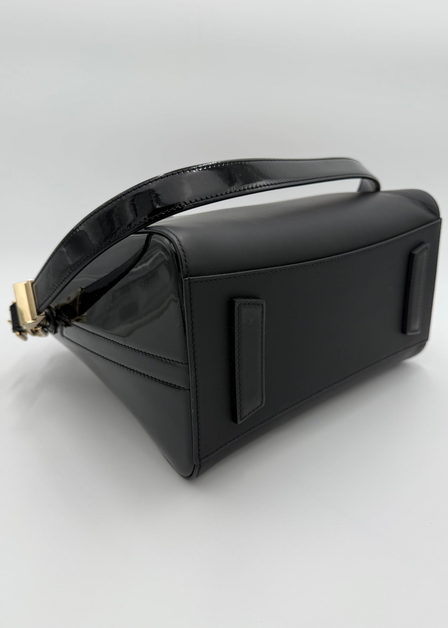 Givenchy Borsa Antigona Media in Pelle Opaca e Verniciata Nera