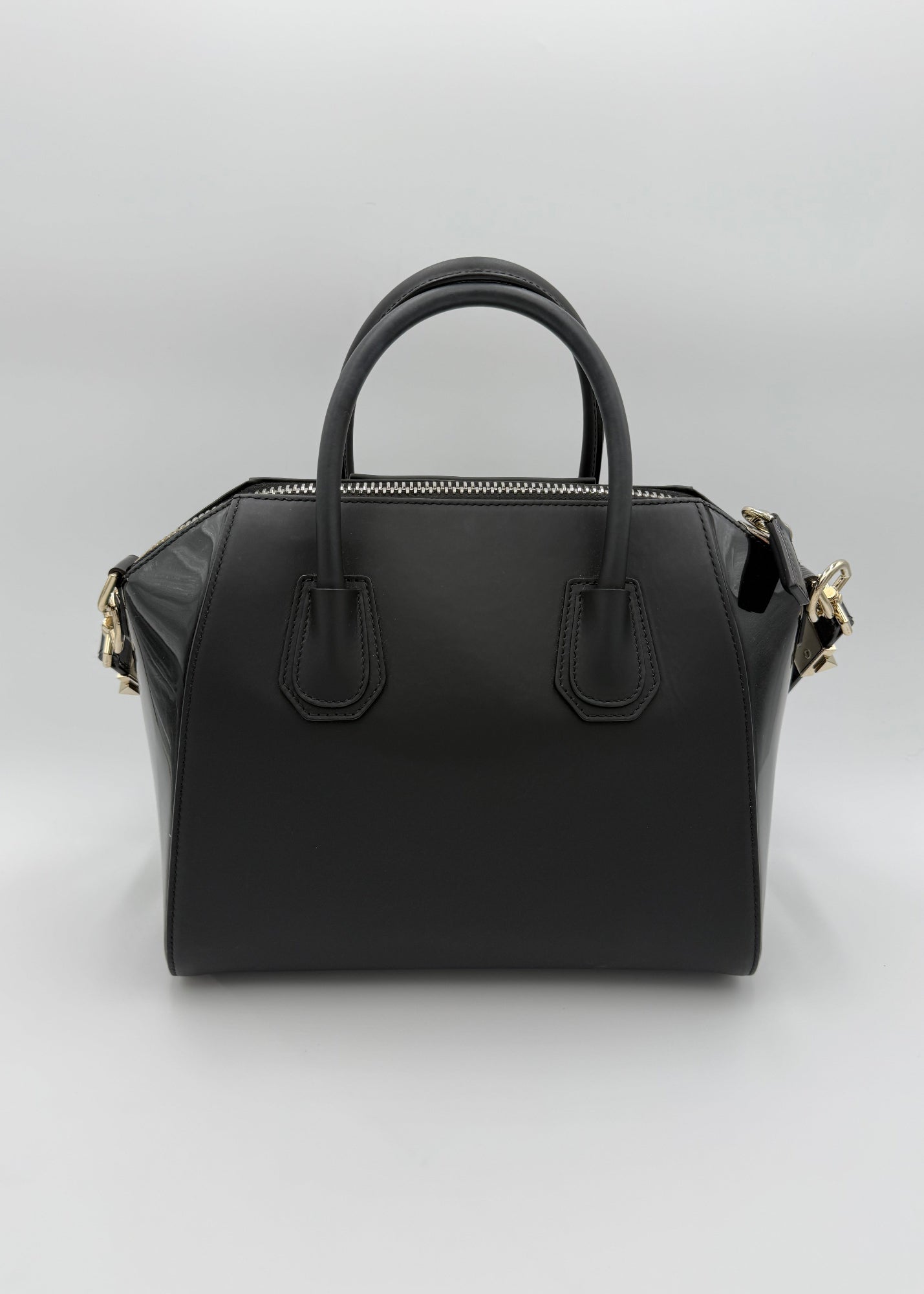 Givenchy Borsa Antigona Media in Pelle Opaca e Verniciata Nera