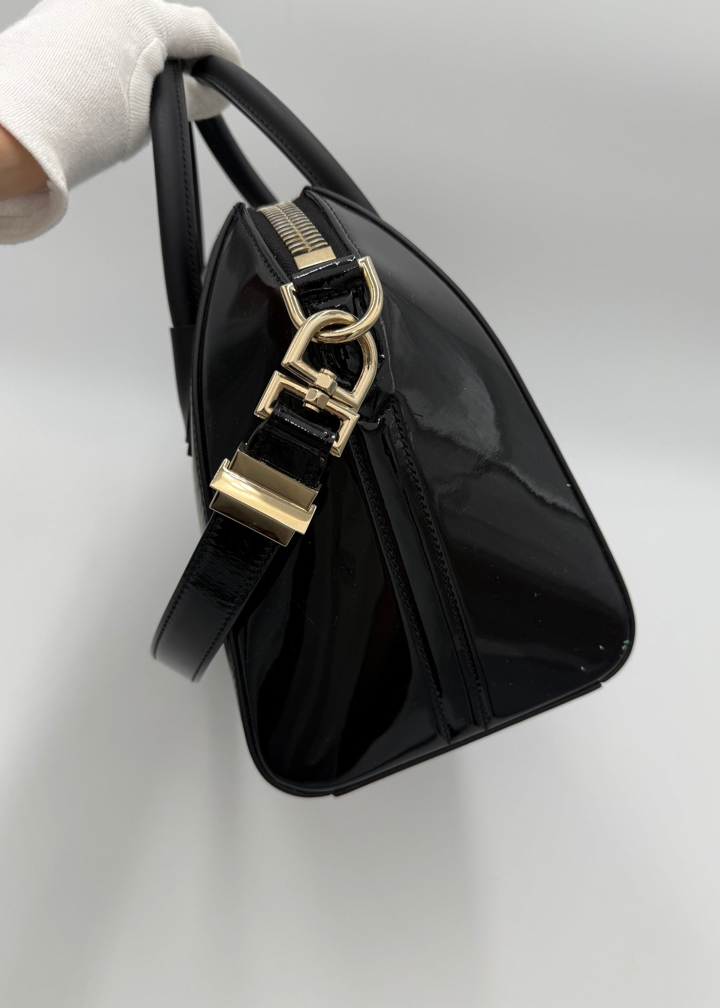 Givenchy Borsa Antigona Media in Pelle Opaca e Verniciata Nera