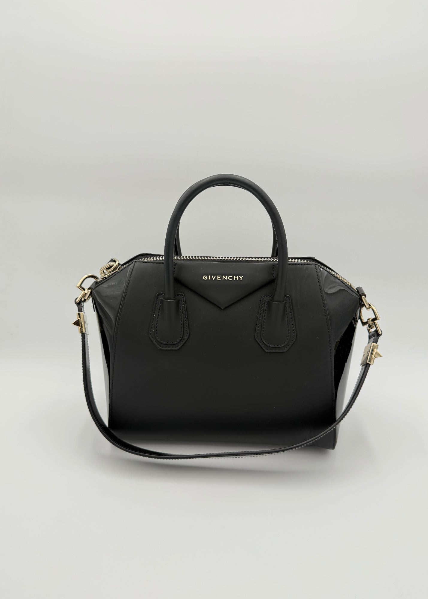 Givenchy Borsa Antigona Media in Pelle Opaca e Verniciata Nera