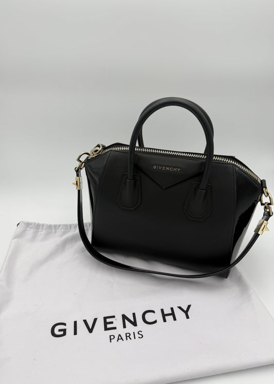 Givenchy Borsa Antigona Media in Pelle Opaca e Verniciata Nera