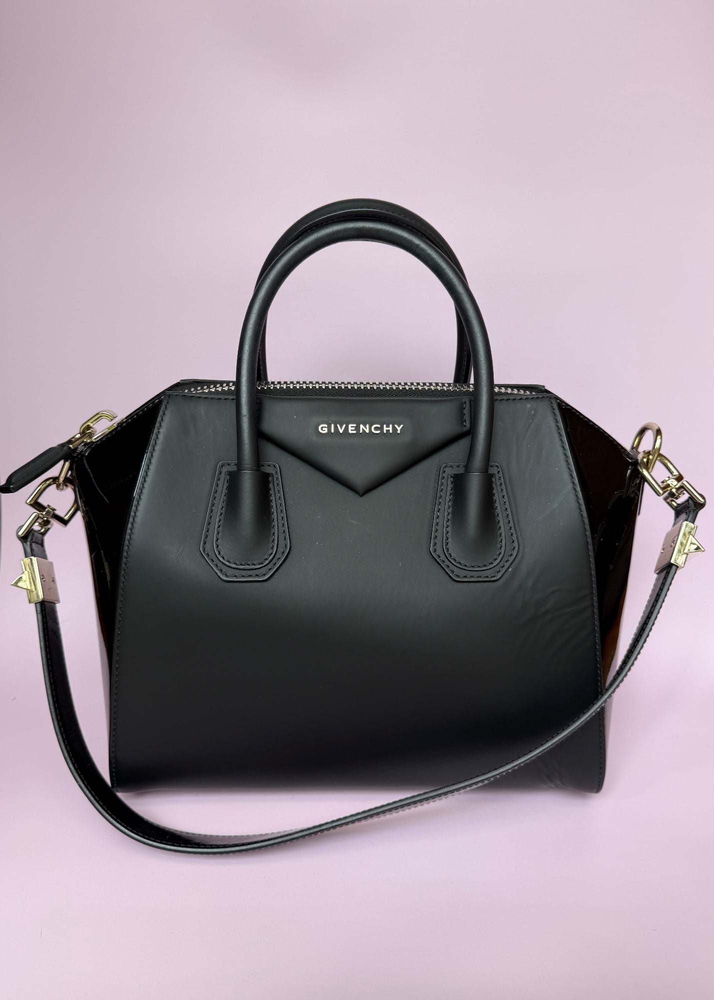 Givenchy Borsa Antigona Media in Pelle Opaca e Verniciata Nera