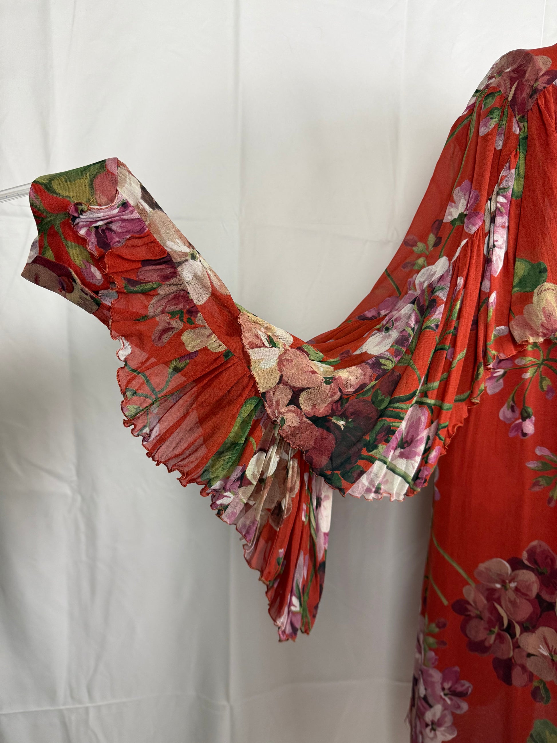 Gucci Abito in Seta con Stampa Floreale e Dettagli Plissé Rosso - Pally Vintage Closet