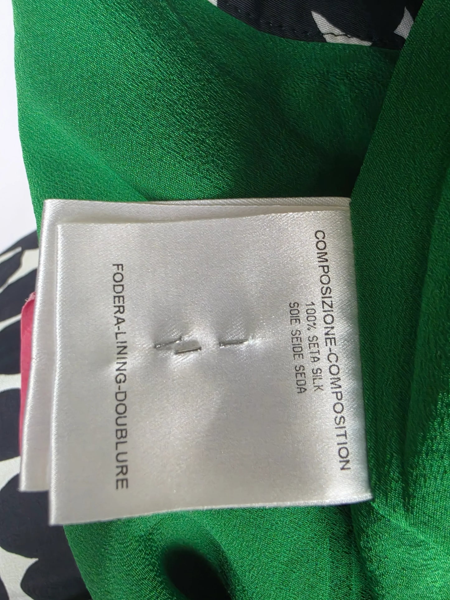 Gucci-Blusa-by-Tom-Ford-in-Seta-con-Stampa-Grafica-Bianca-e-Nera-70134072246596 - Pally Vintage Closet