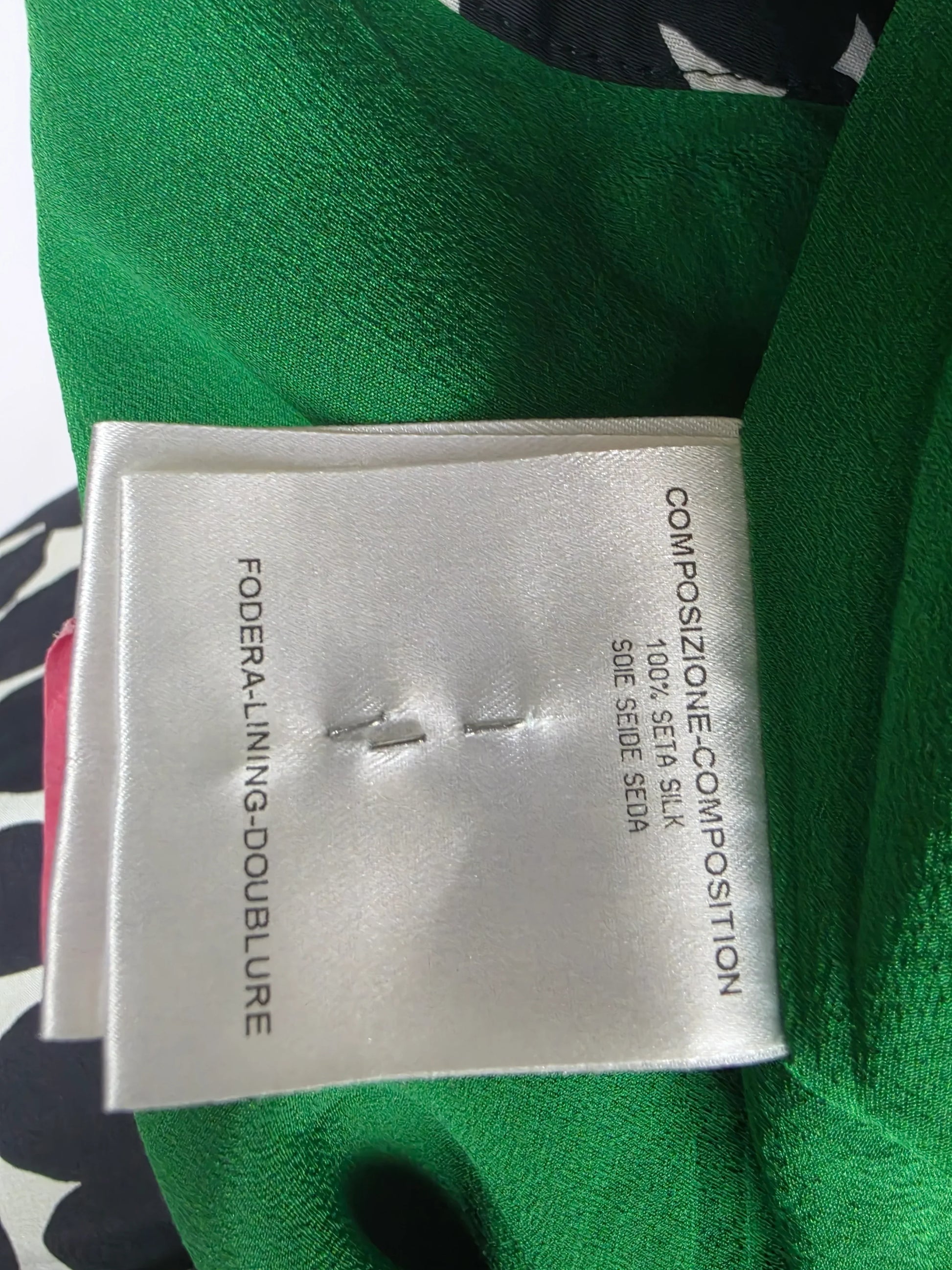 Gucci-Blusa-by-Tom-Ford-in-Seta-con-Stampa-Grafica-Bianca-e-Nera-70134072246596 - Pally Vintage Closet