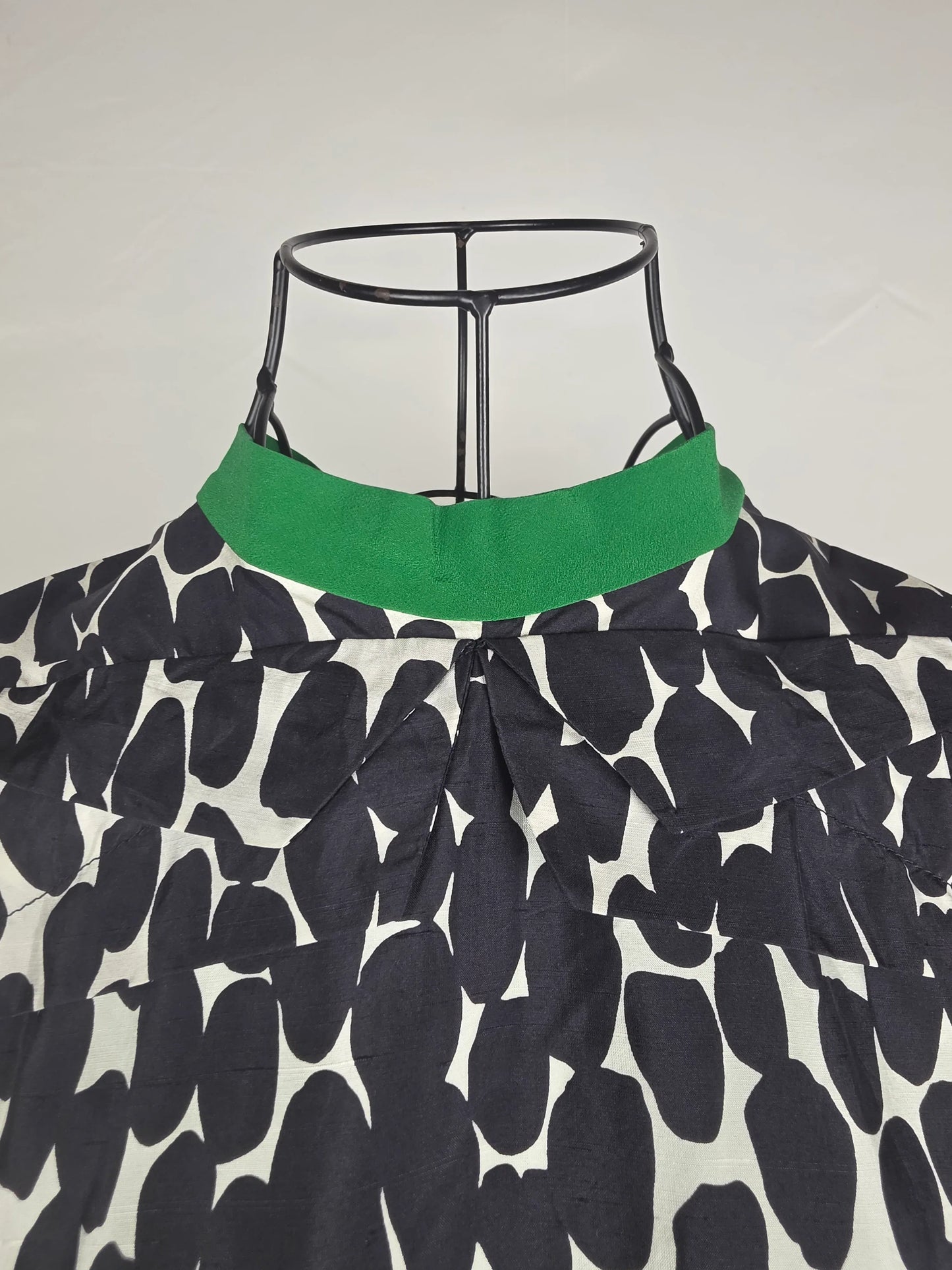 Gucci-Blusa-by-Tom-Ford-in-Seta-con-Stampa-Grafica-Bianca-e-Nera-70134072312132 - Pally Vintage Closet