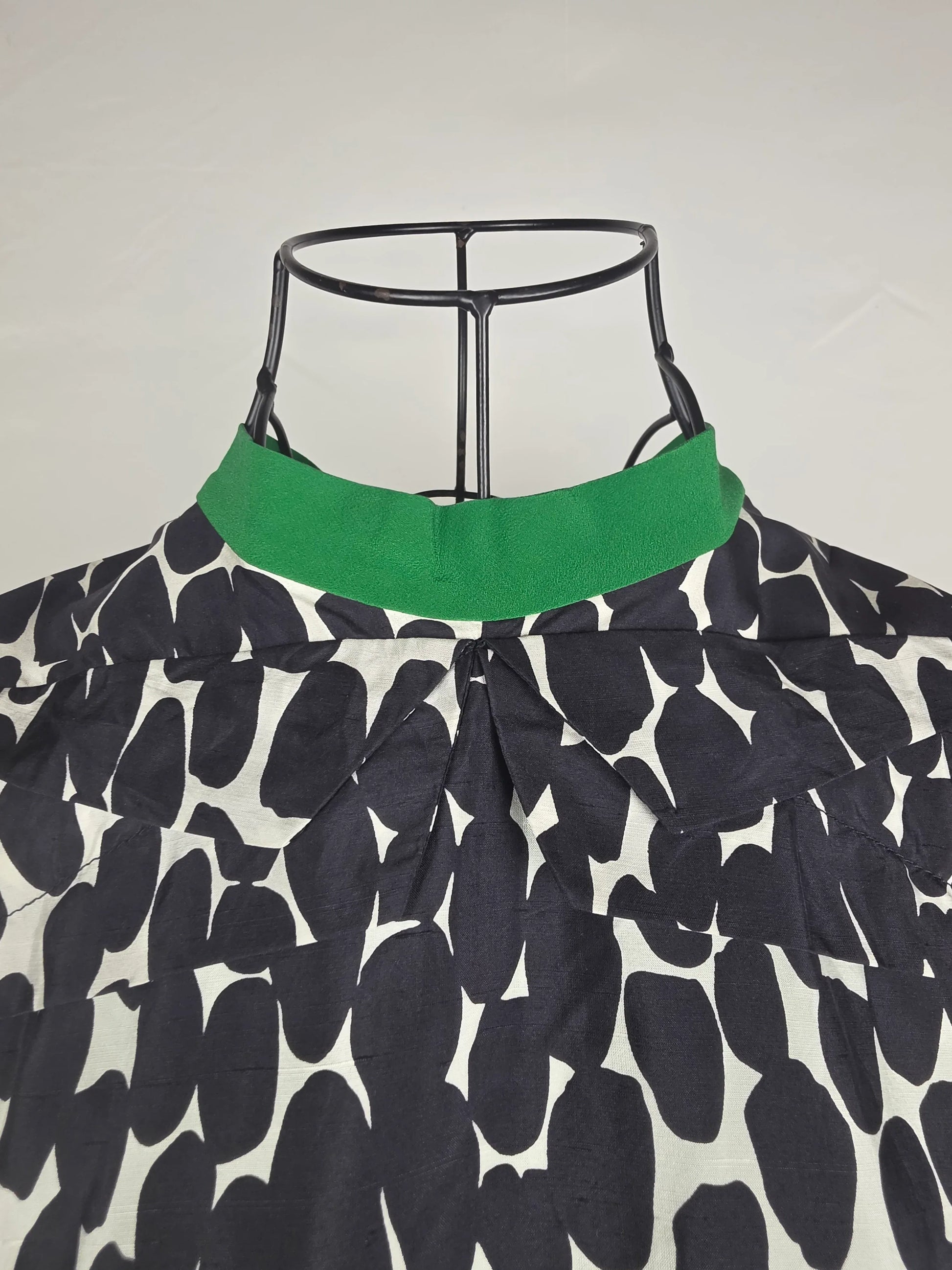 Gucci-Blusa-by-Tom-Ford-in-Seta-con-Stampa-Grafica-Bianca-e-Nera-70134072312132 - Pally Vintage Closet