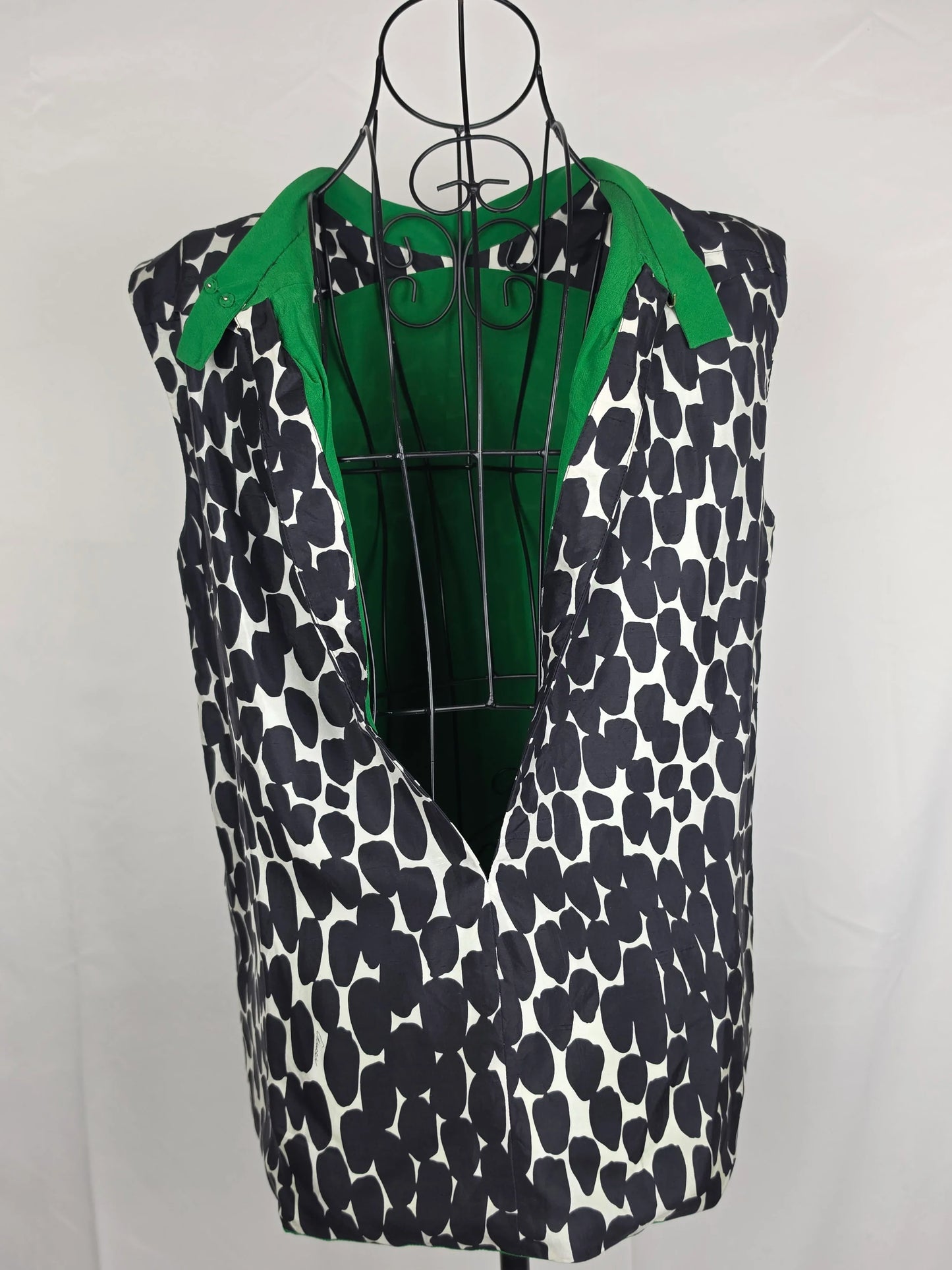 Gucci-Blusa-by-Tom-Ford-in-Seta-con-Stampa-Grafica-Bianca-e-Nera-70134072410436 - Pally Vintage Closet