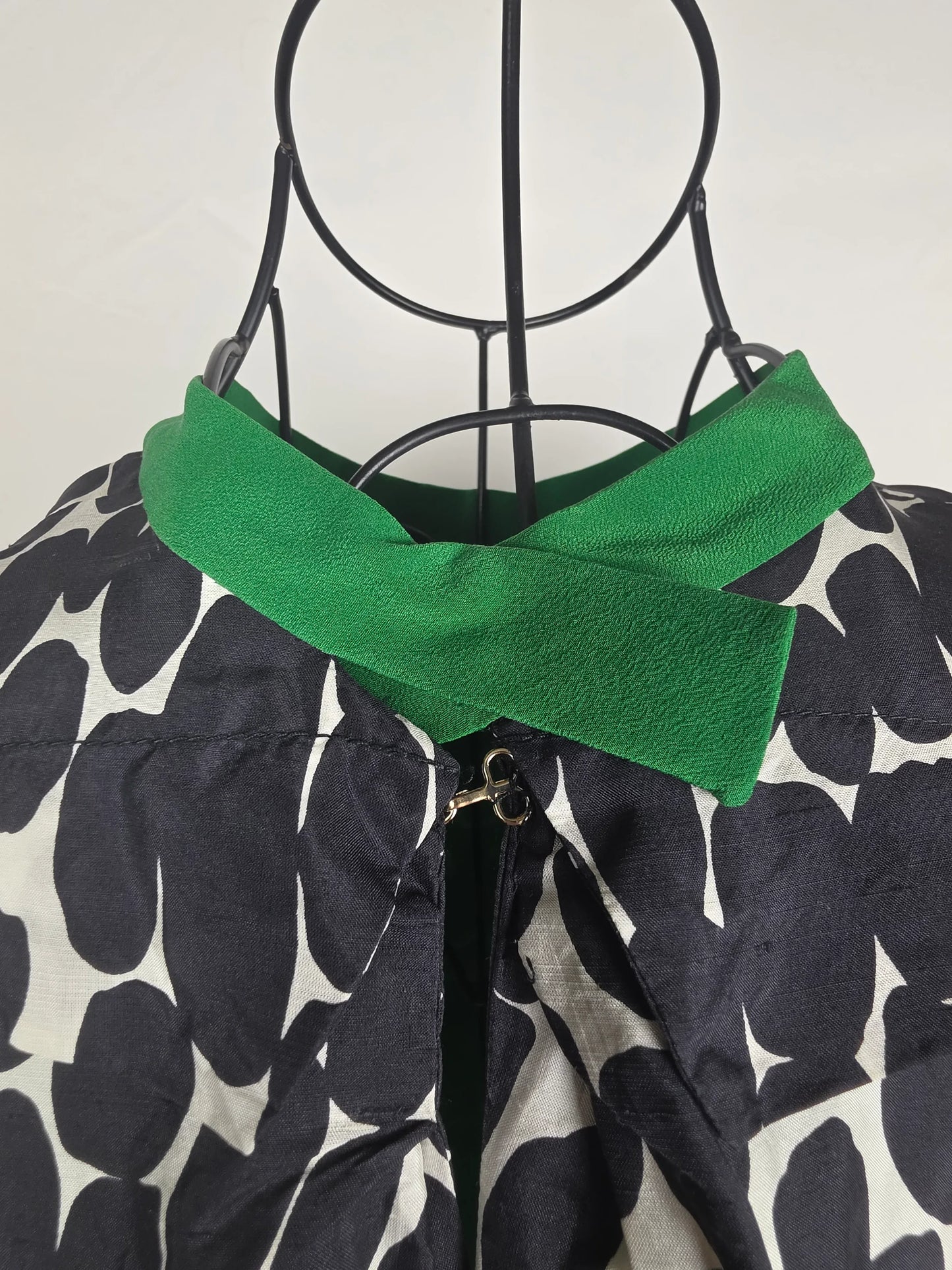 Gucci-Blusa-by-Tom-Ford-in-Seta-con-Stampa-Grafica-Bianca-e-Nera-70134072475972 - Pally Vintage Closet
