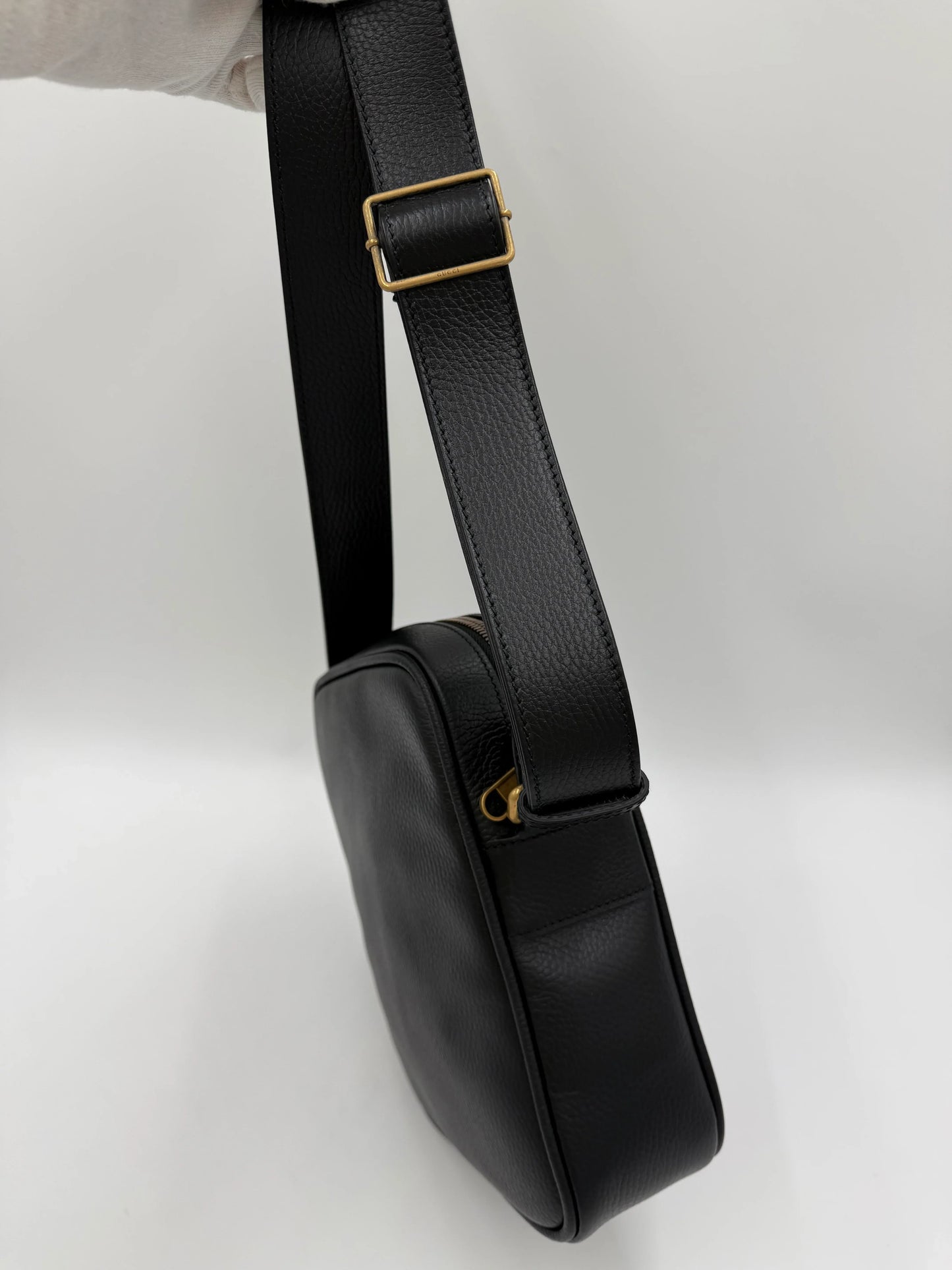 Gucci-Borsa-Print-Messenger-in-Pelle-Nera-70265936904516 - Pally Vintage Closet