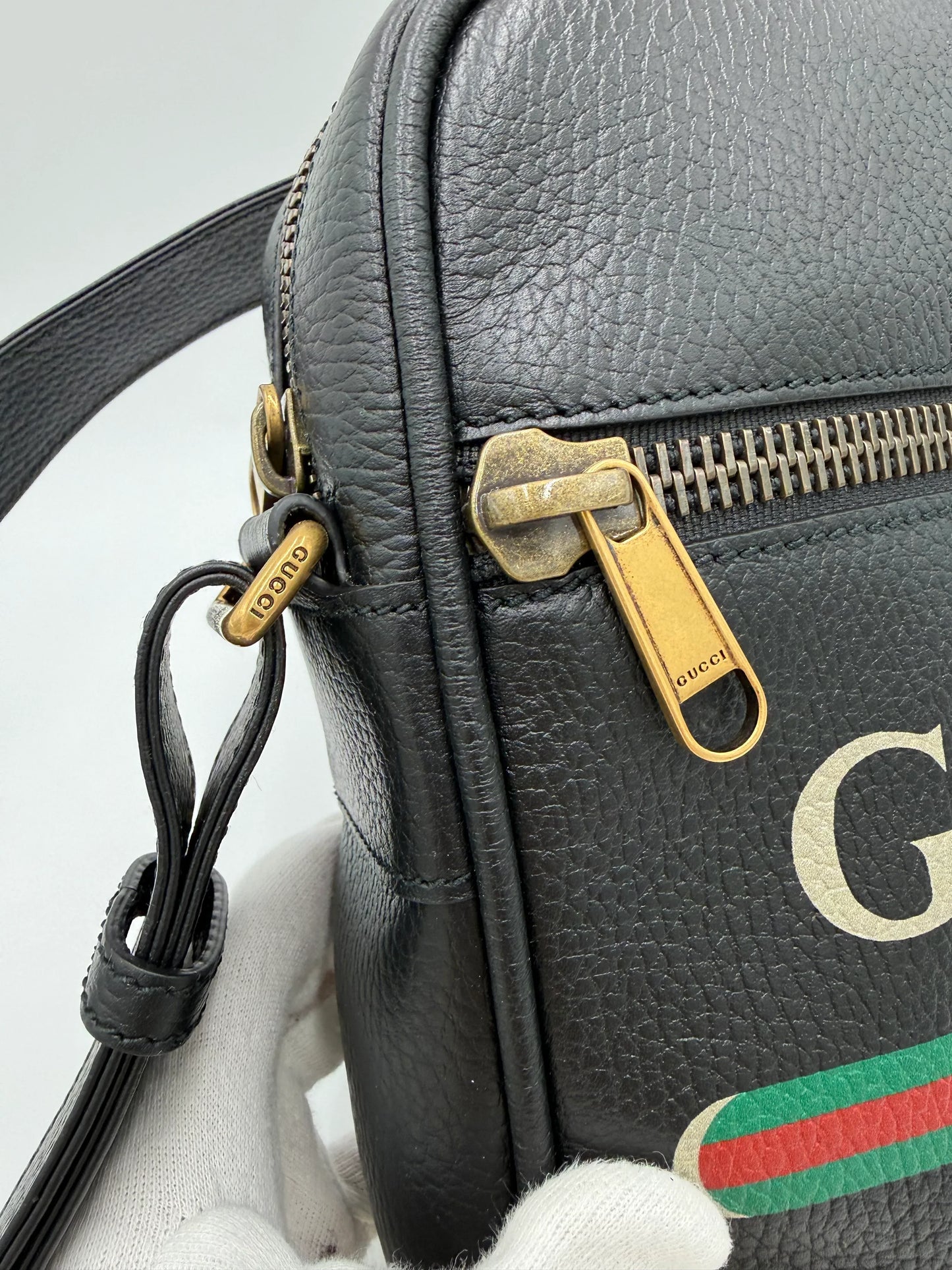 Gucci-Borsa-Print-Messenger-in-Pelle-Nera-70265936937284 - Pally Vintage Closet