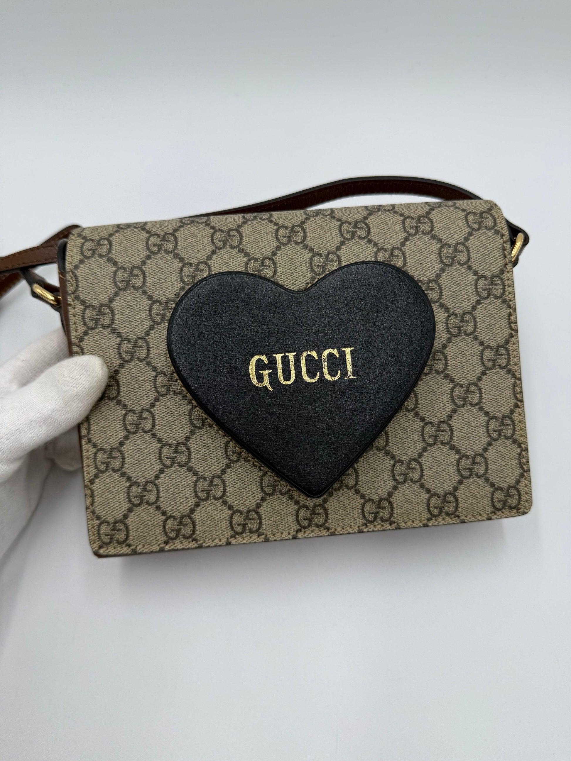 Gucci-Borsa-Script-Logo-Heart-GG-Supreme-a-Tracolla-Marrone-70420569194820 - Pally Vintage Closet