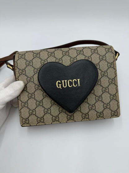 Gucci-Borsa-Script-Logo-Heart-GG-Supreme-a-Tracolla-Marrone-70420569194820 - Pally Vintage Closet