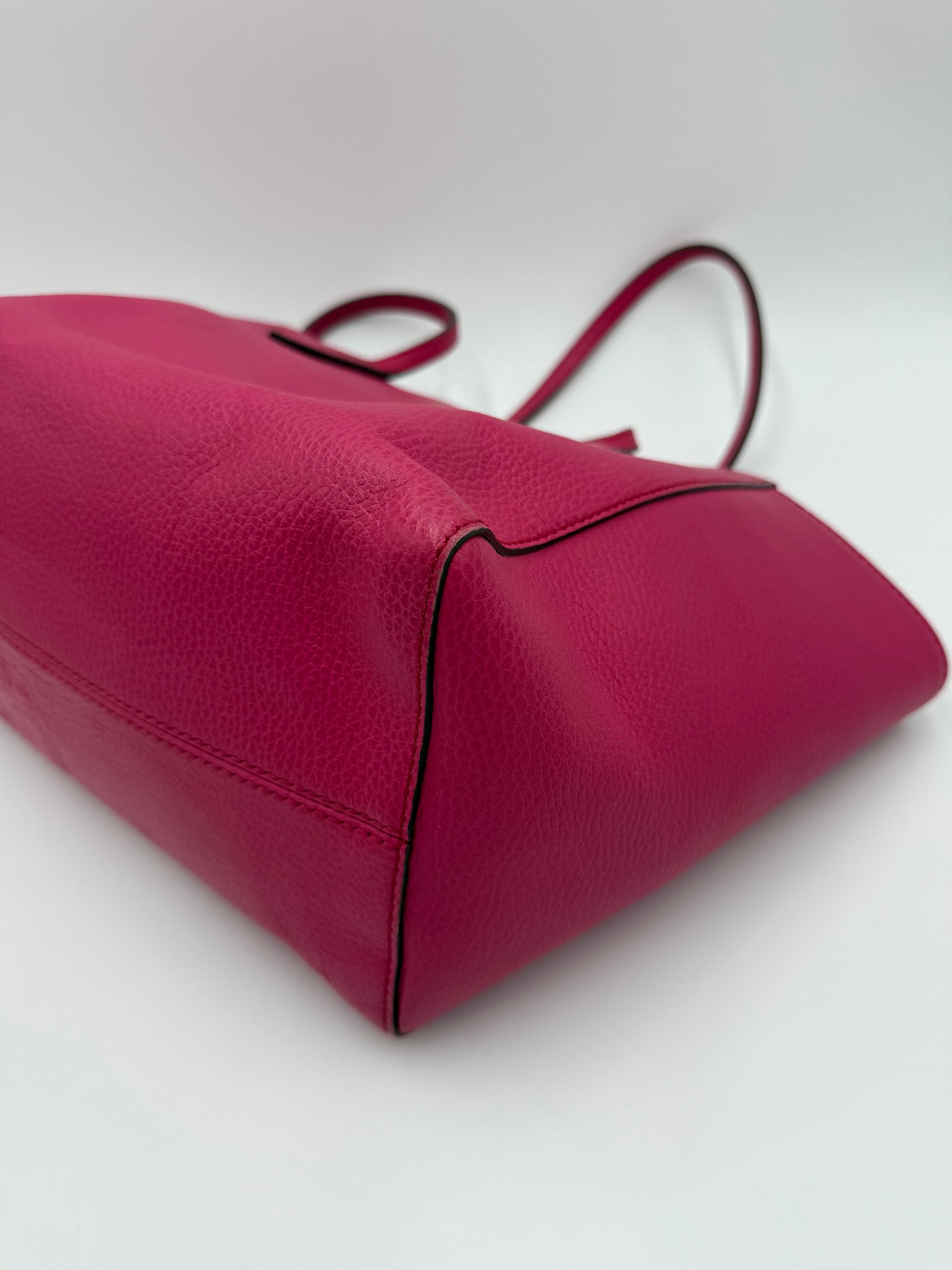 Gucci Borsa Tote Swing Media in Pelle Martellata Fucsia - Pally Vintage Closet