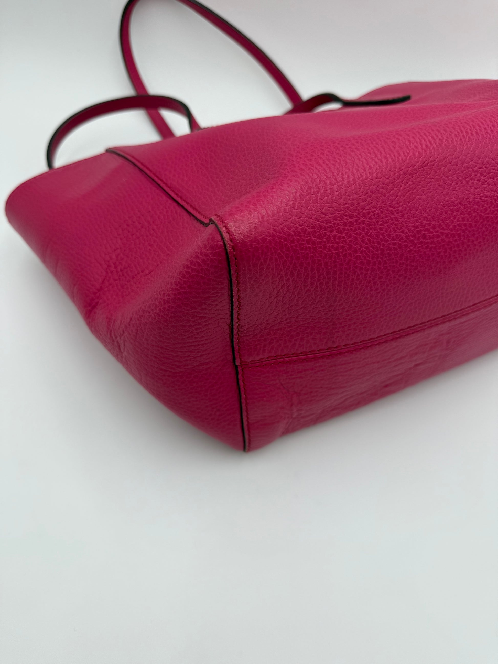 Gucci Borsa Tote Swing Media in Pelle Martellata Fucsia - Pally Vintage Closet
