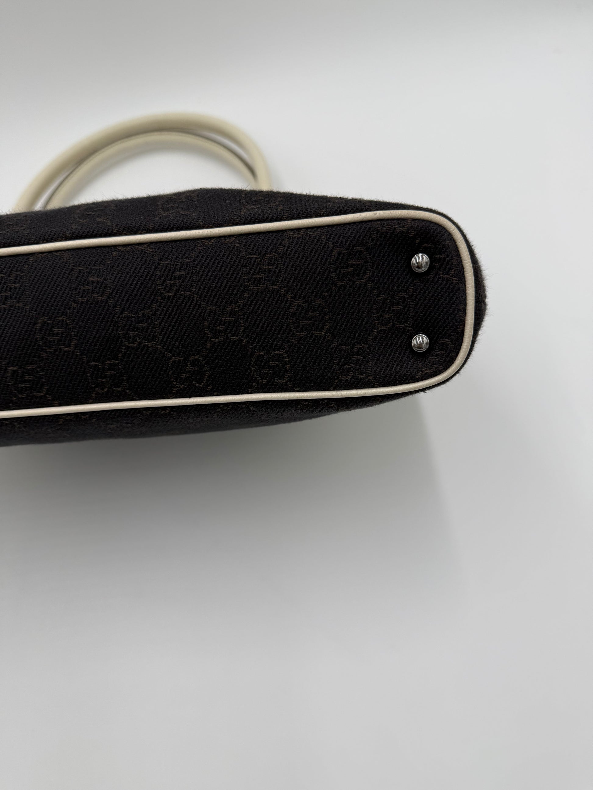 Gucci Borsa Vintage a Spalla in Tela Monogram GG e Pelle Bianca - Pally Vintage Closet