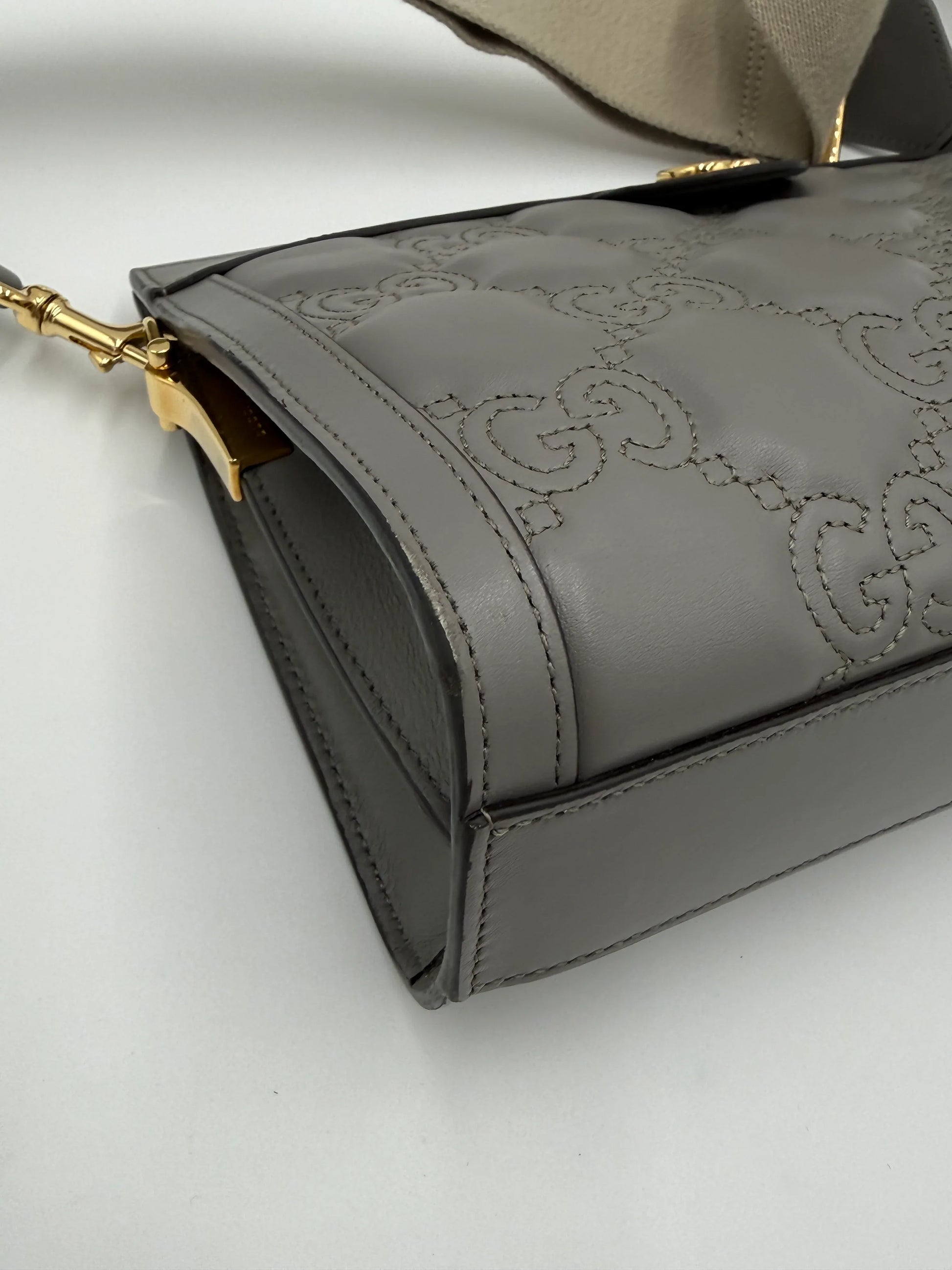 Gucci-Borsa-a-Tracolla-Ophidia-GG-Marmont-Piccola-in-Pelle-Matelass-Grigia-70314498621764 - Pally Vintage Closet