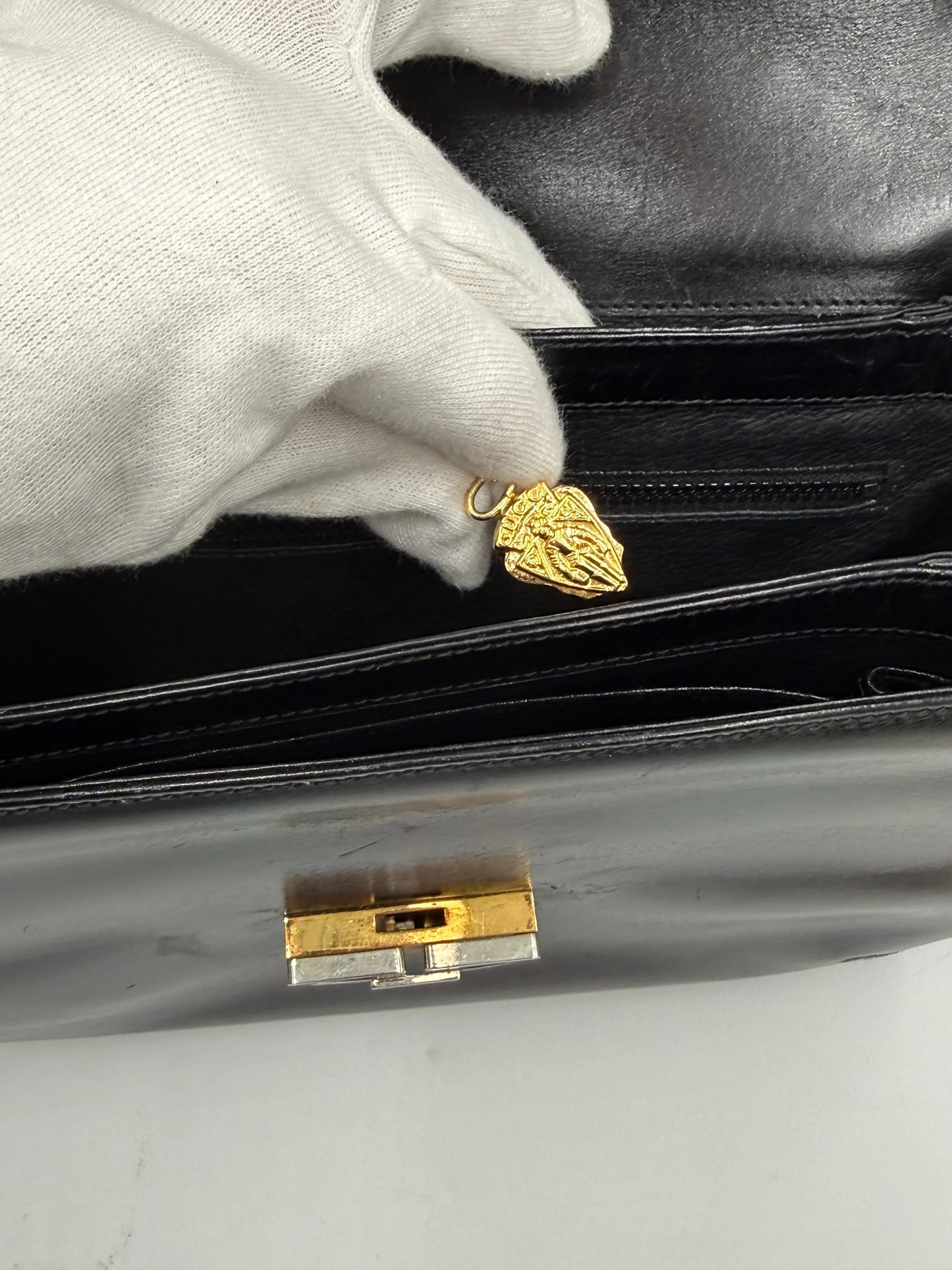 Gucci-Borsa-a-Tracolla-Vintage-in-Pelle-Liscia-Nera-69515605049668 - Pally Vintage Closet