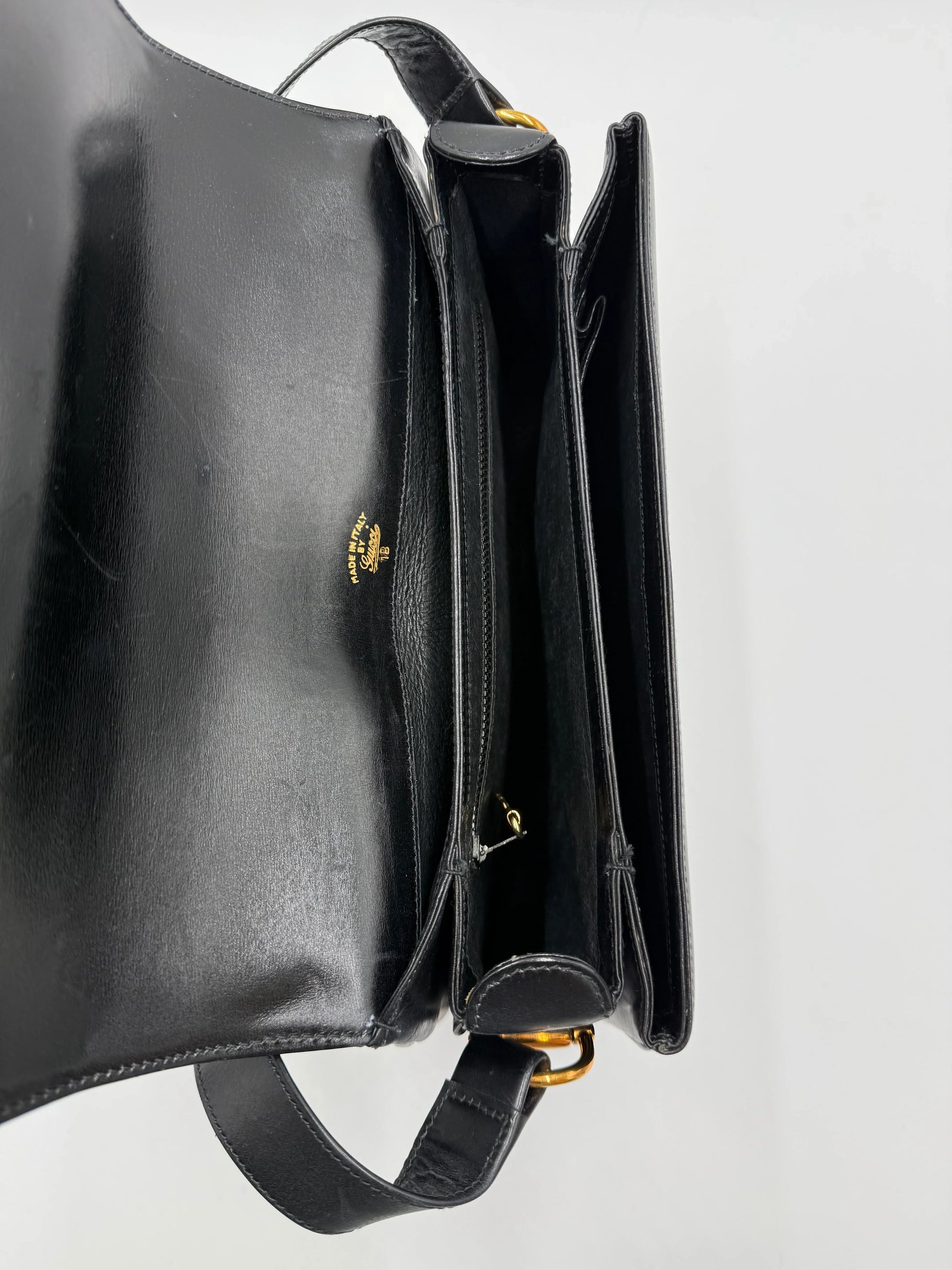 Gucci-Borsa-a-Tracolla-Vintage-in-Pelle-Liscia-Nera-69515605115204 - Pally Vintage Closet