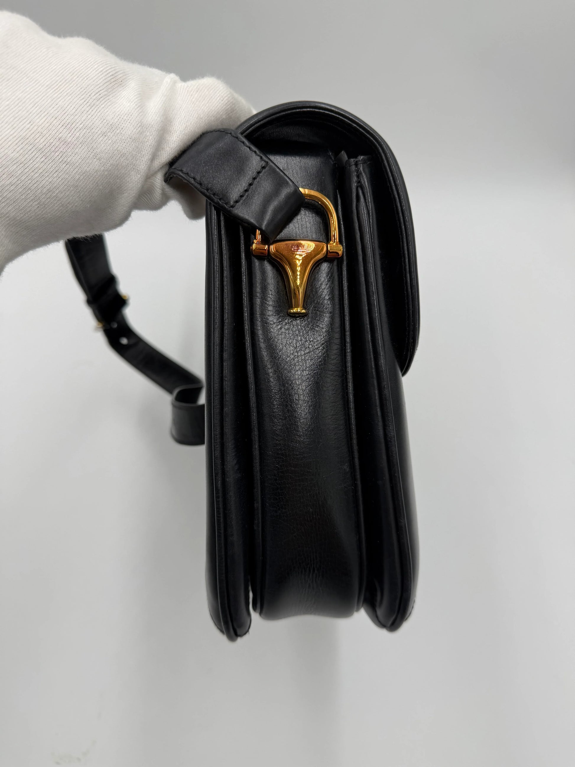 Gucci-Borsa-a-Tracolla-Vintage-in-Pelle-Liscia-Nera-69515605180740 - Pally Vintage Closet