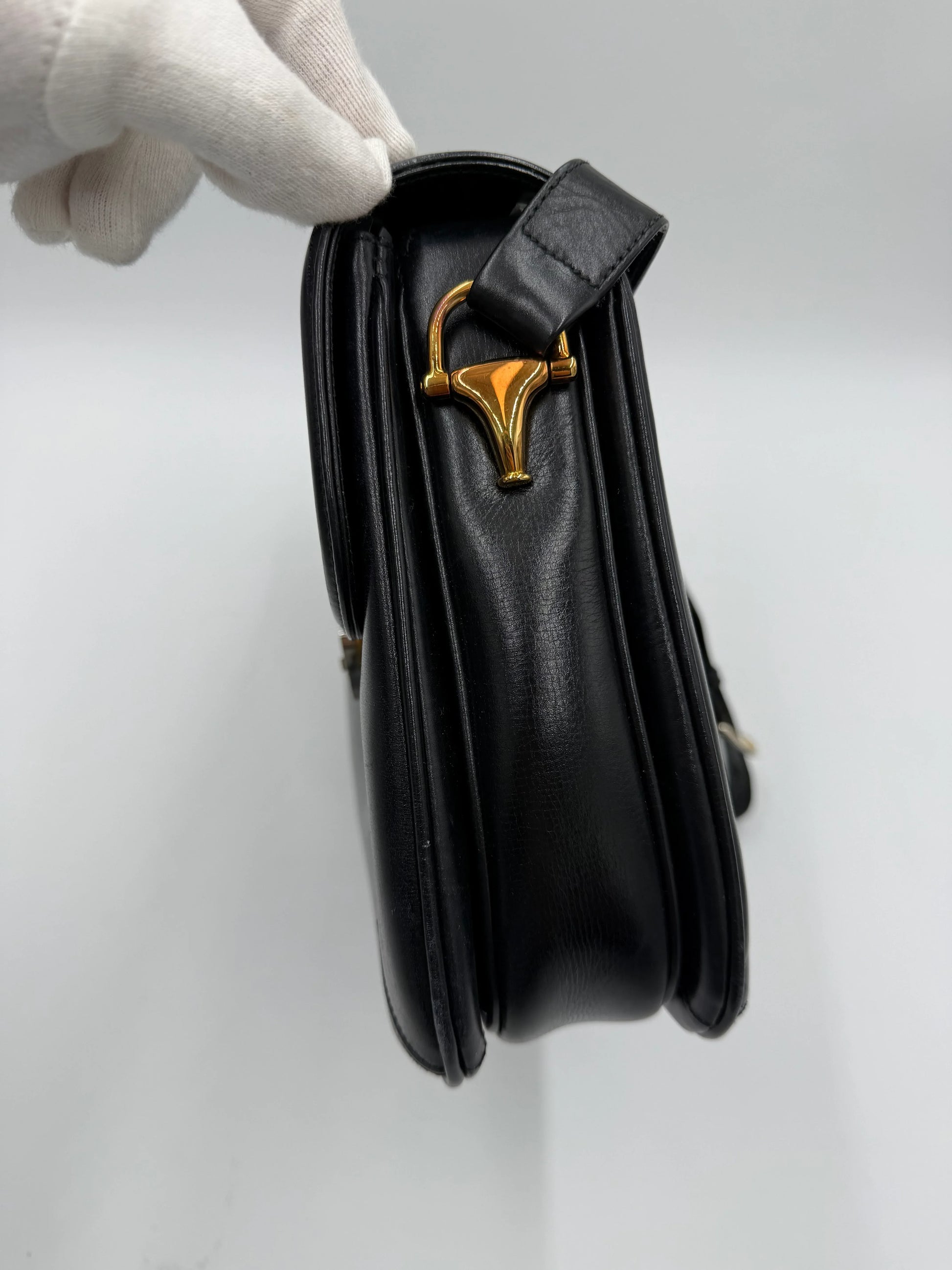 Gucci-Borsa-a-Tracolla-Vintage-in-Pelle-Liscia-Nera-69515605213508 - Pally Vintage Closet