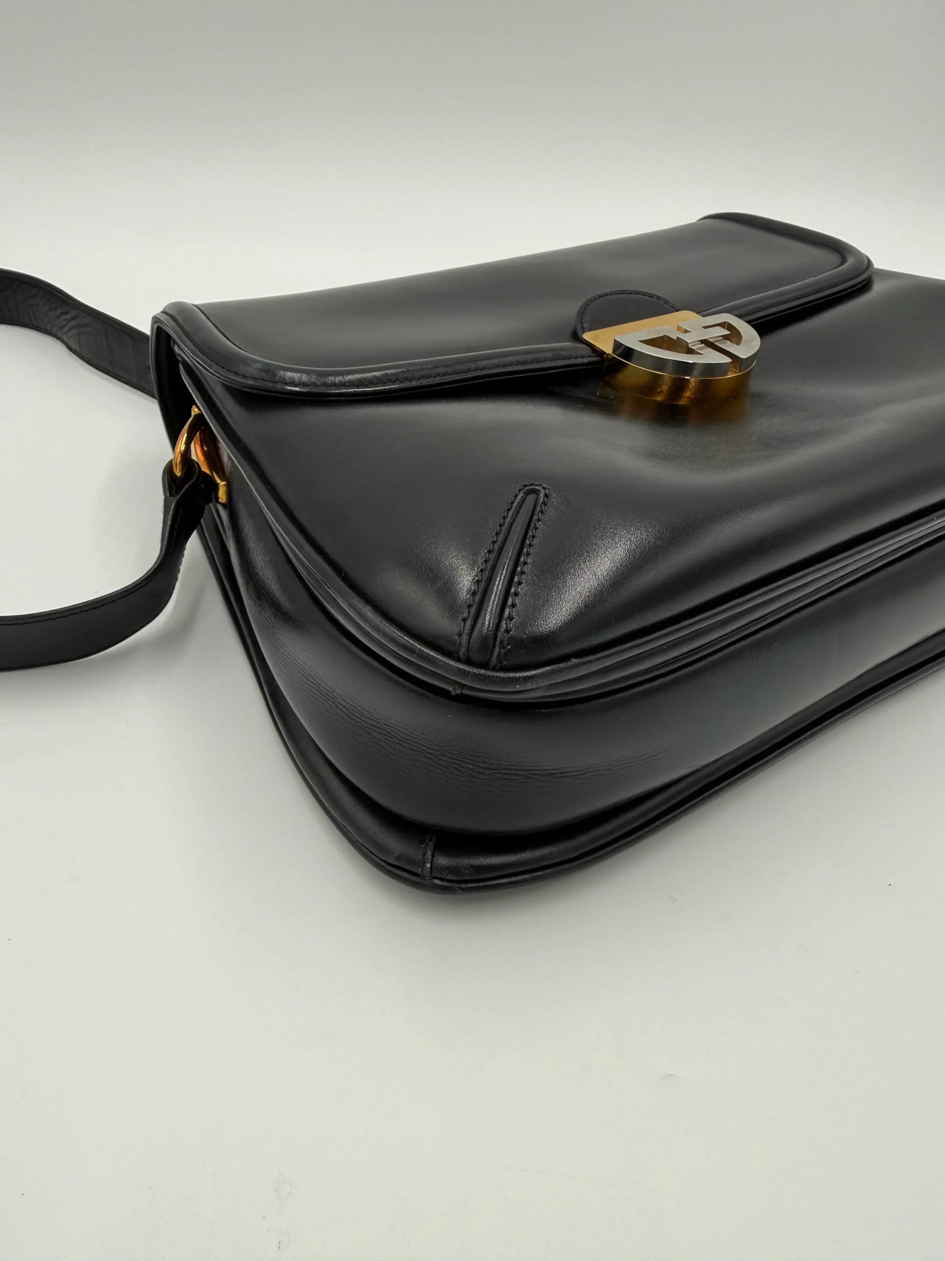 Gucci-Borsa-a-Tracolla-Vintage-in-Pelle-Liscia-Nera-69515605311812 - Pally Vintage Closet