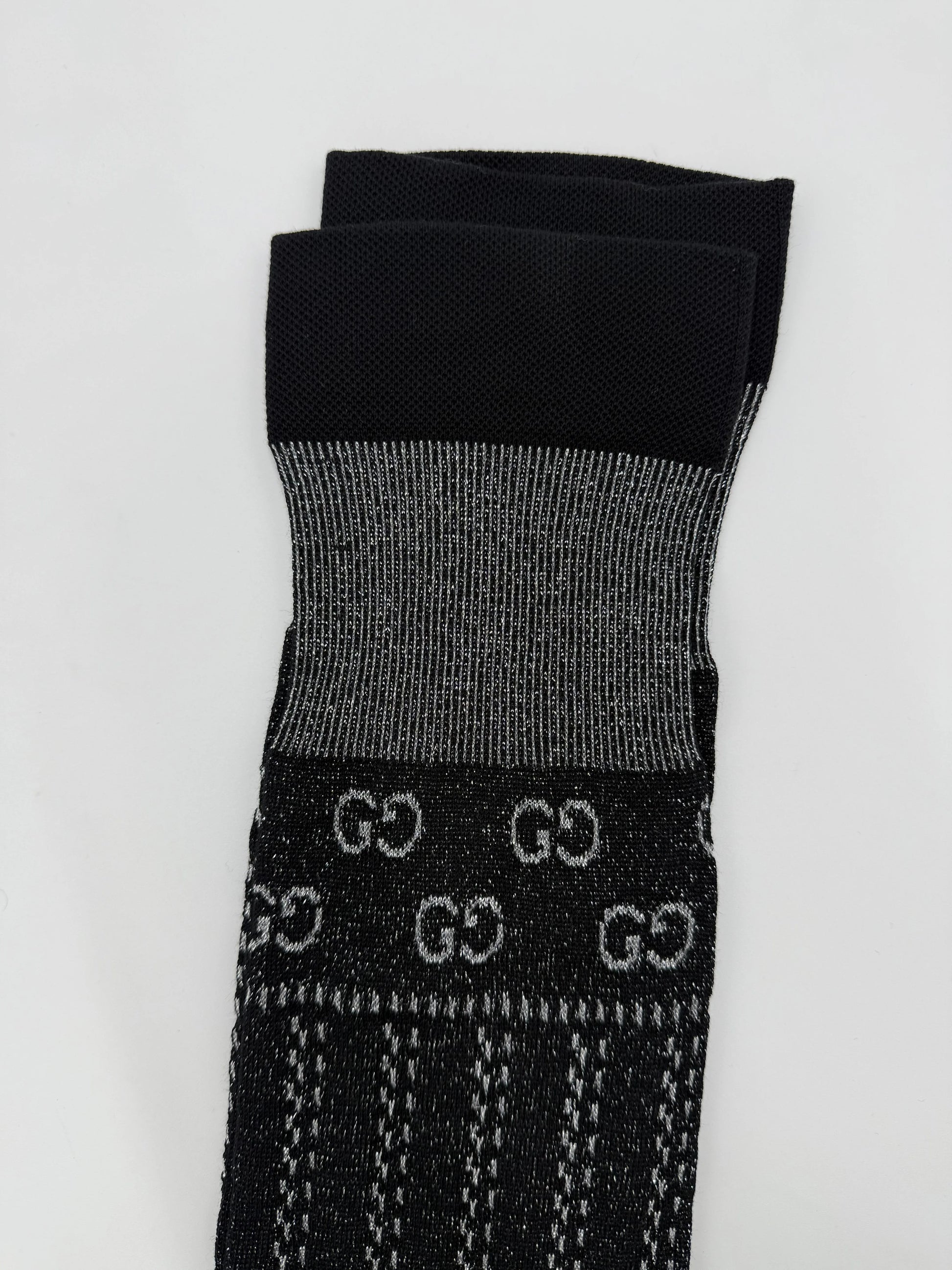 Gucci-Calze-Lunghe-in-Maglia-Lam-e-Cotone-GG-Nero-e-Argento-70031220146500 - Pally Vintage Closet